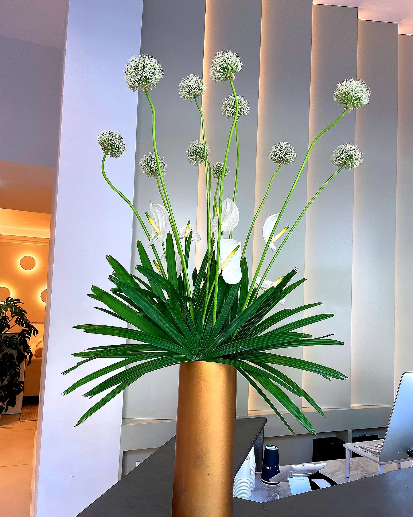 🌼🍃 Transforming space through floral architecture, designed to sit seamlessly within a hospitality environment.

Enhancing, never overpowering.

🌱🌼🌿🌼🍃🌼
#hospitalitydesign  #officeflowers  #floralarrangement  #luxuryflowers  #abreathoffreshair