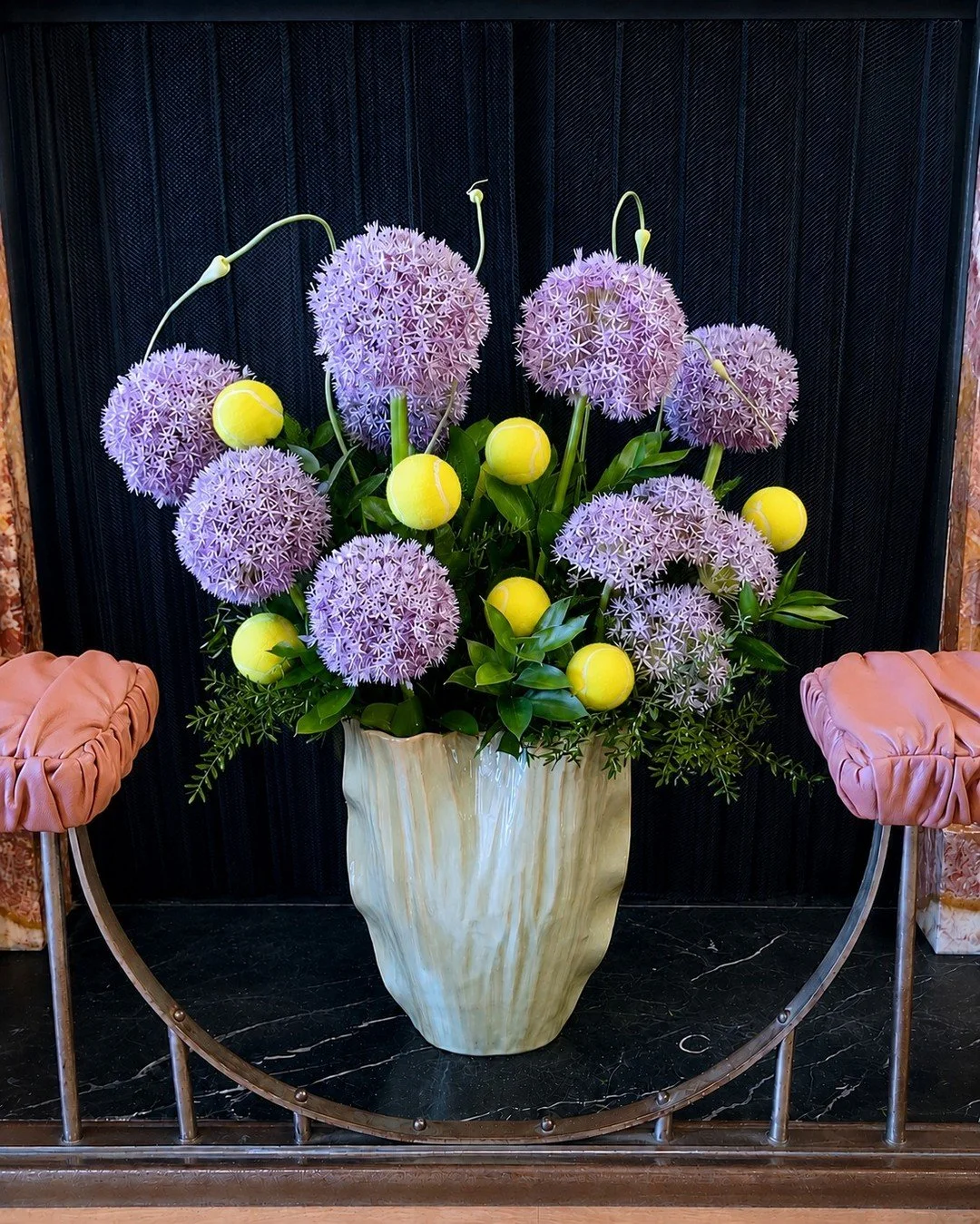 🎾 Game. Set. Bloom.

A contemporary Wimbledon inspired arrangement designed to bring a playful nod to the Championships while maintaining a refined, luxury feel.

Architectural alliums, fresh seasonal foliage and carefully placed tennis balls combin