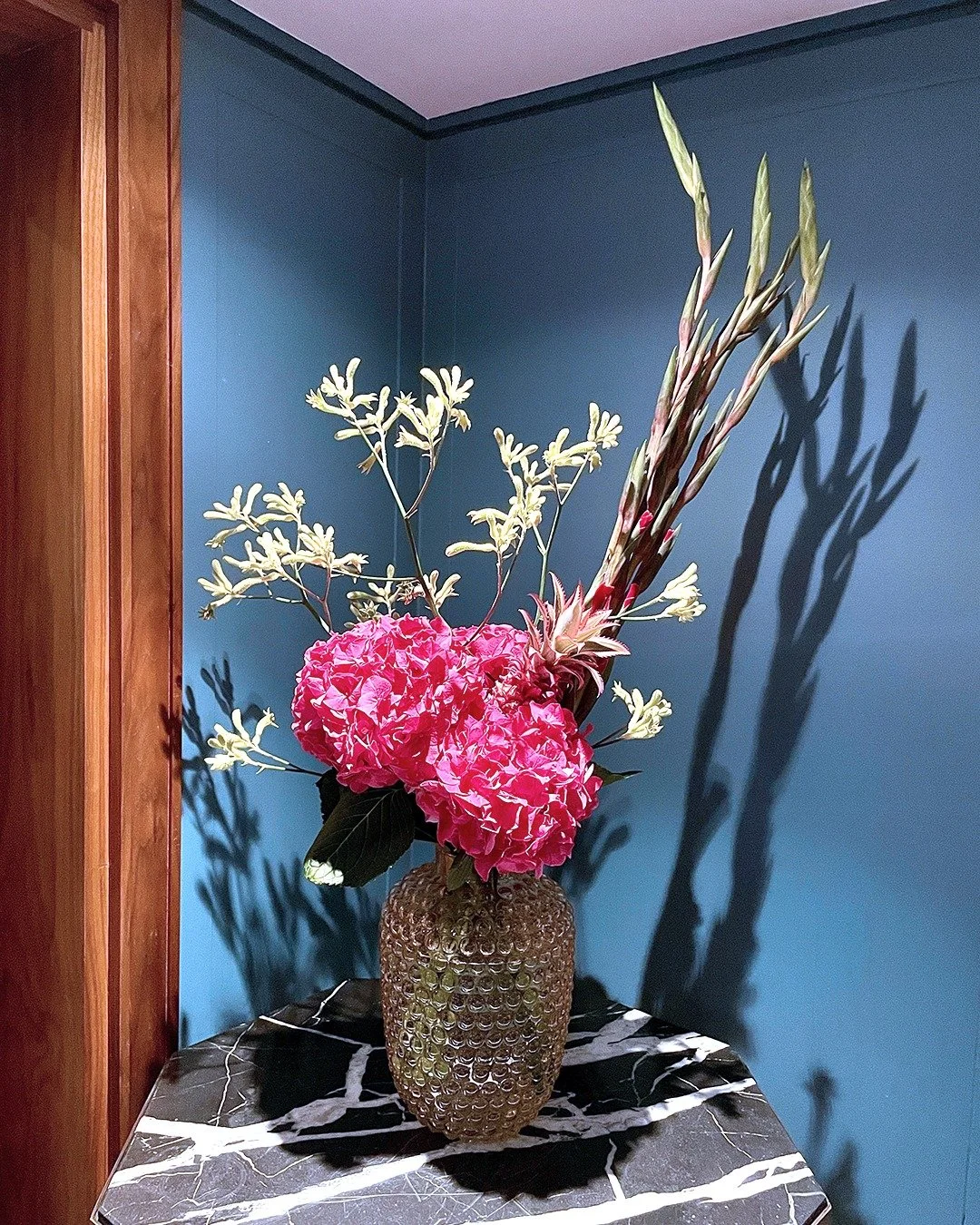 🌺 Fresh flowers do more than decorate a space.

They shape first impressions, create atmosphere and bring warmth to every environment.

From luxury hotels and restaurants to offices and reception areas, thoughtfully designed floral displays transfor