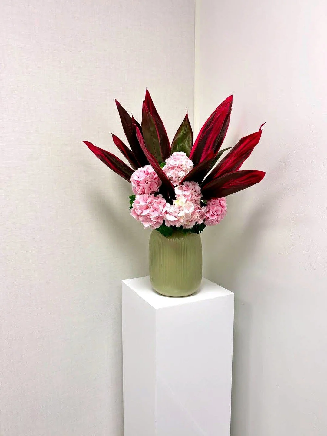 🌺 Colour, perfectly placed. 

Living, changing and full of natural colour, they bring energy and atmosphere to their surroundings.

Life, beautifully placed.

🌷
#ContractFlowers #CommercialFlowers #CorporateFlowers #HotelFlowers #OfficeFlowers #Hos