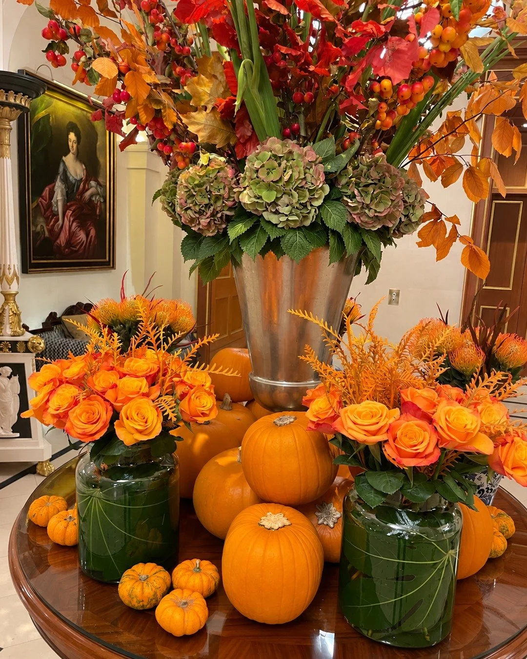🍂 A celebration of autumn in full colour.

Rich orange roses, beautiful hydrangeas, seasonal berries and warm-toned foliage come together in a striking display of autumnal colour and texture.

Complemented by decorative pumpkins and gourds, the arra