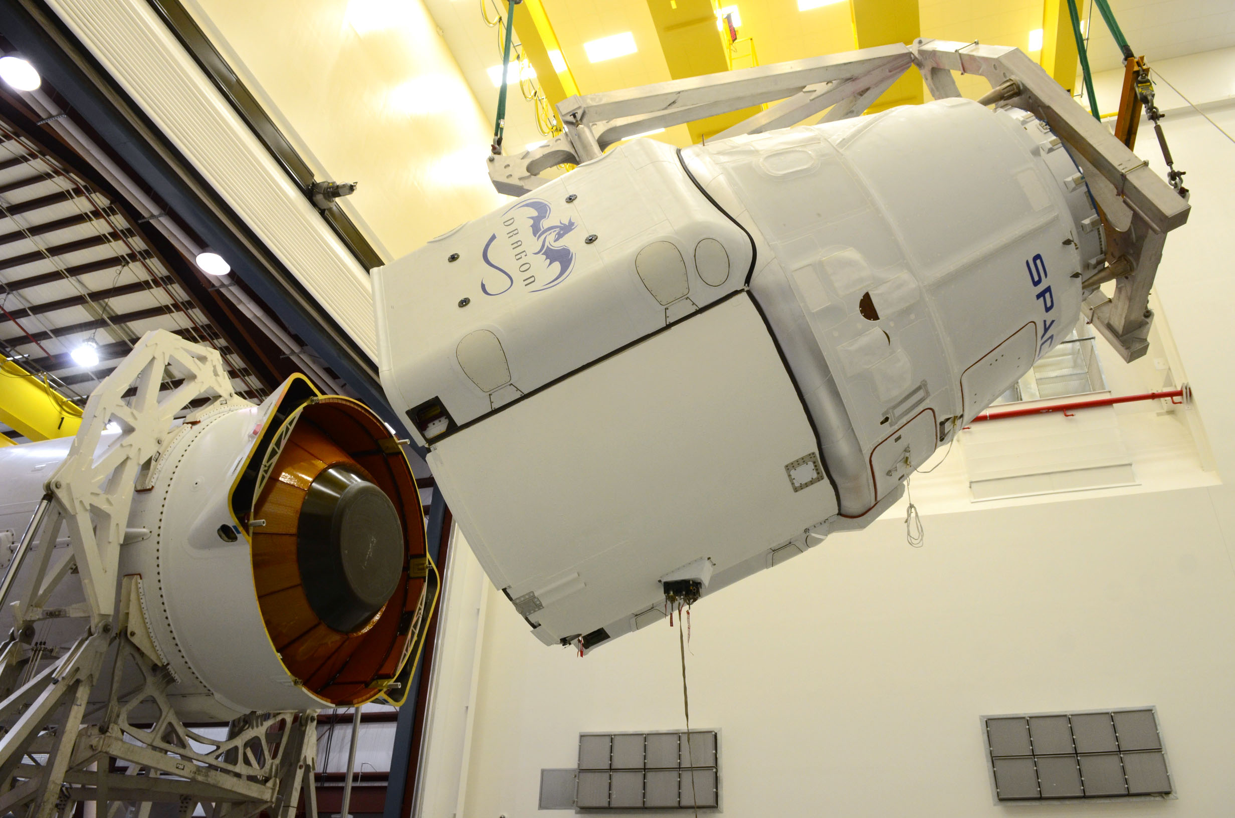 CRS-3_Dragon_mating_with_Falcon_9_rocket_in_SLC-40_hangar_(16649075267).jpg