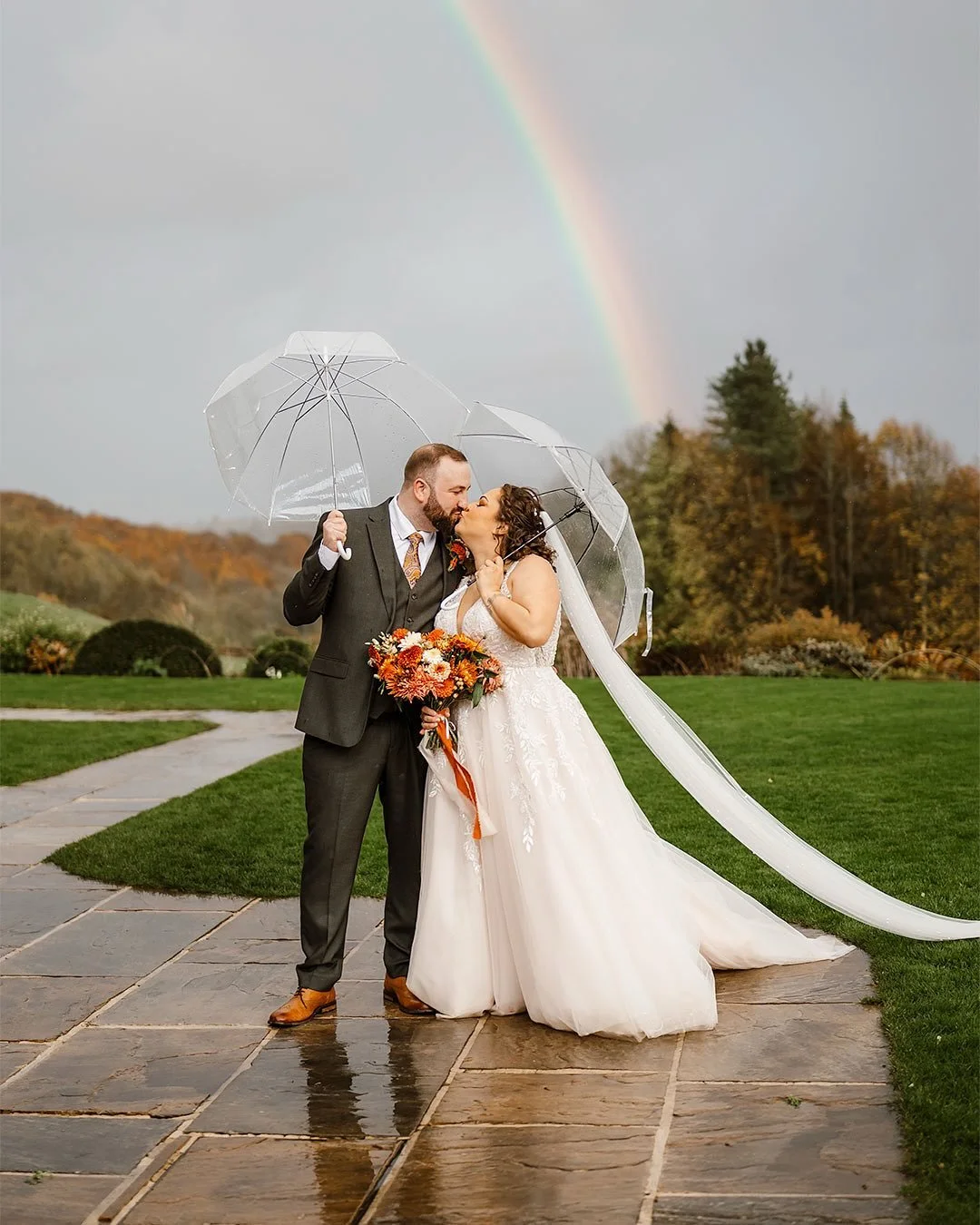 Sneak Peeks 👀📸

Yesterday&rsquo;s wedding with Lianne &amp; Ryan at the always beautiful @kingscotebarn was such a blast!

Despite the on-and-off rain, these two absolutely smashed it and brought so much energy and laughter all day long &mdash; not