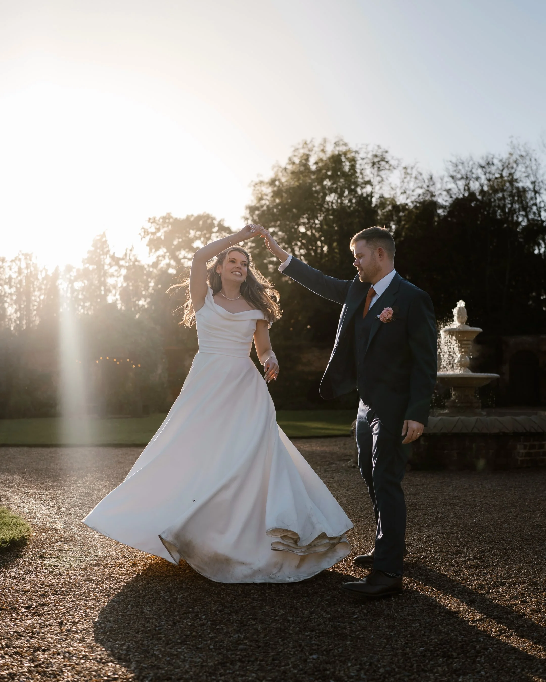 Sneak Peeks 📸👀

Katie &amp; Charl at Elmhay Park! What a day! Despite the rain making an appearance, we managed to sneak outside for a few minutes just as the sun came out. Always worth it for a bit of sunset light!

Thanks so much for having me al