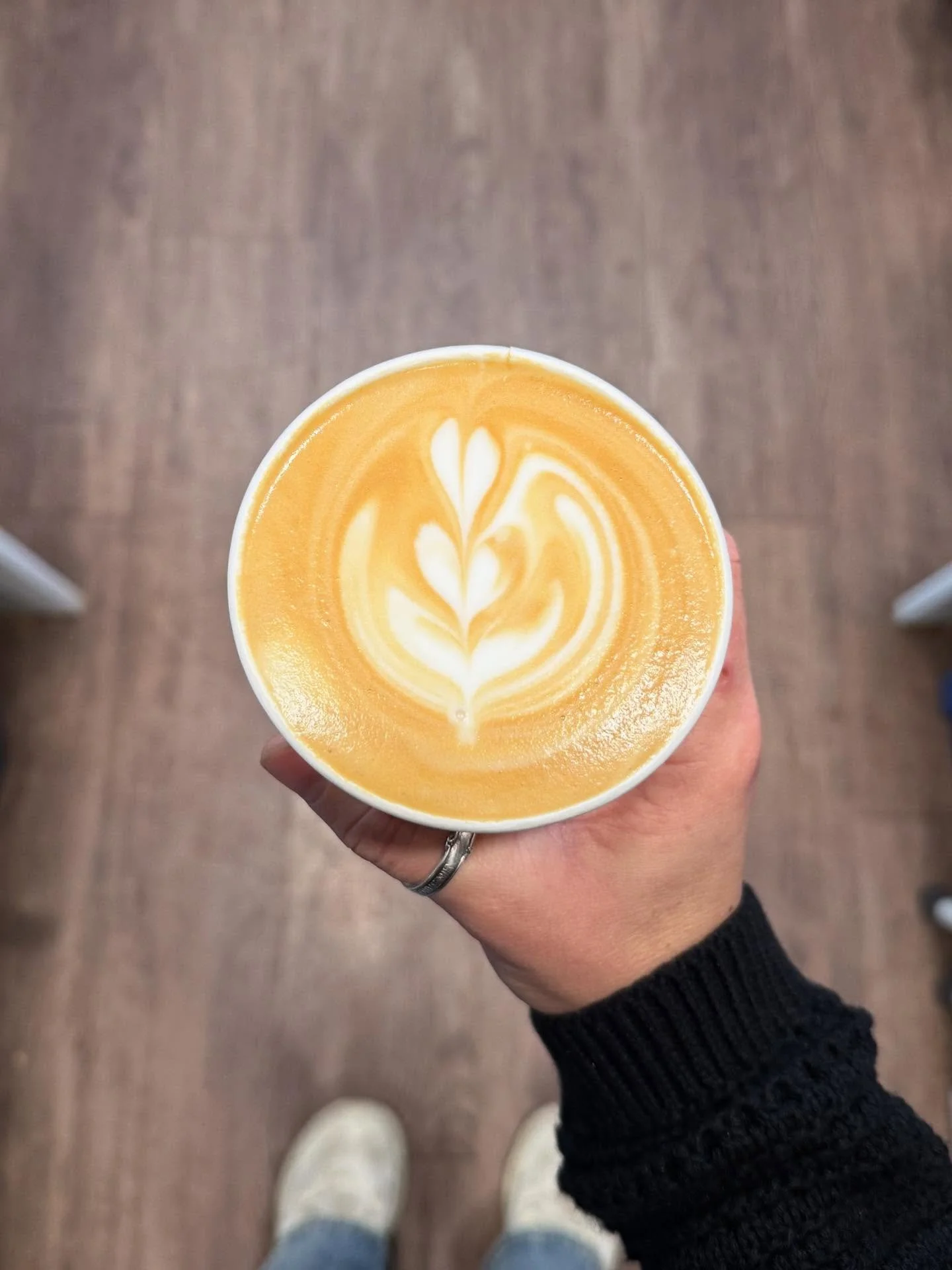 A moment for this pretty pour on a busy morning. 🫶#toffeenutlatte #specialtycoffeeroaster #alaska #goldiescoffeeroasters