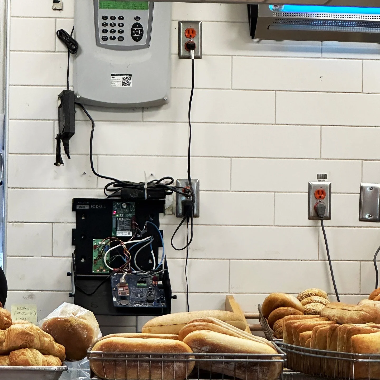 So geht eine professionelle Installation im Sinne von @Edelpfuscher - #bauboombang Da schmecken die Backwaren gleich viel besser! 🫶🏻 #installation #standarts #elektro #bäcker #timhortens #inderweltzuhause