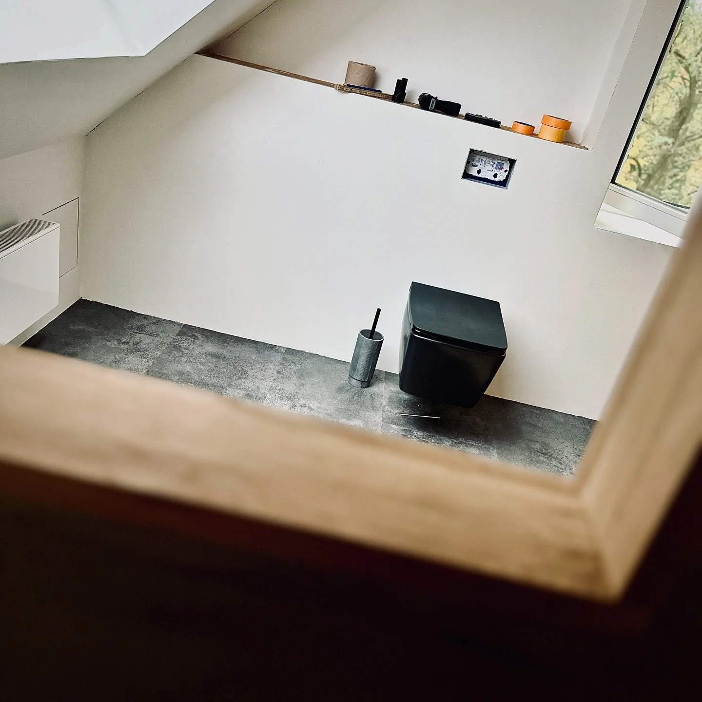 Update - 2,7 Jahre und es wird sooo Geil! Von Marmorputz @stucco_naturale in Natur Weiß, Eicehnholz Rahmenbau mit selbstgebauten Fenstern, ein Betonoptik Boden und die Dusche im @wedi_deutschland Baukasten, aber extrem individuell und extravaga