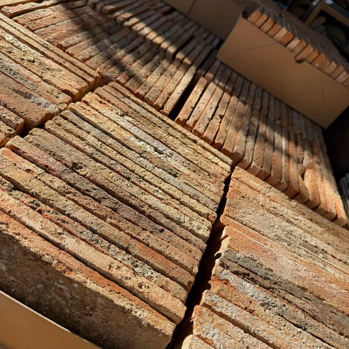 Ein nächstes Projekt ist gerade angekommen! @riemchenwerk Jetzt erstmal alles für die Baustelle vorbereiten. #baustelle #riemchen #klinker #wohnzimmer #wandgestaltung #renovieren #bauboombang #riemchenwerk