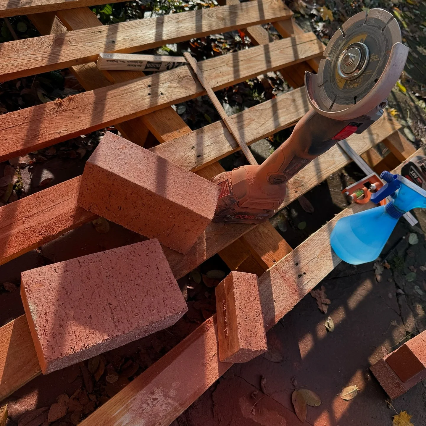 Mit den richtigen Tools gibt es keine Hürden! Oder? #diy #boschblau #rodiamant #steine #kamin #mauern #renovieren #sanieren #bauboombang @riemchenwerk @rohdiamant @boschprofessionaleurope