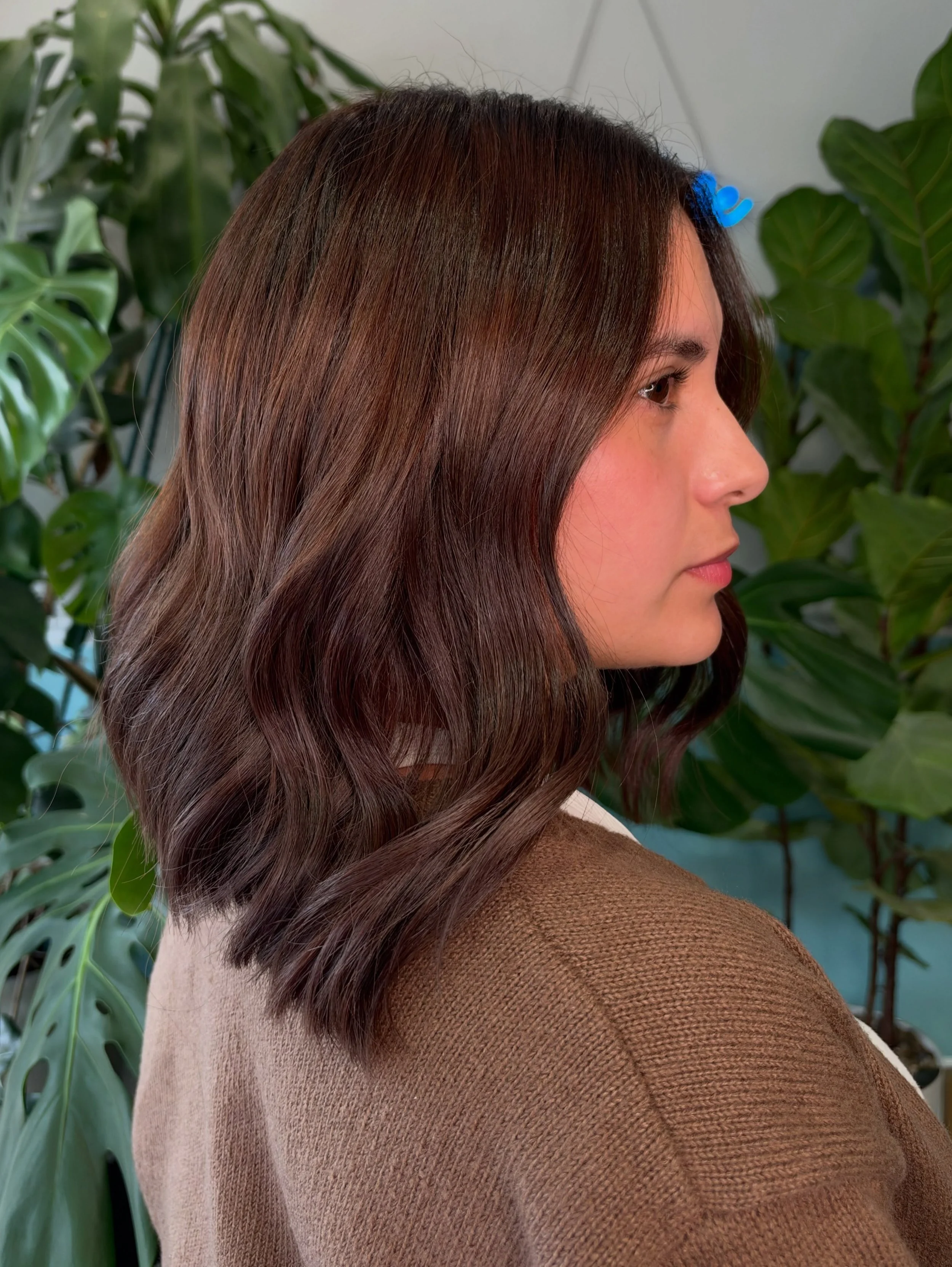 Color Refresh and major CHOP ✂️ 😍 
.
Artist: @hairrbyariii 
.
#goldwellapprovedus #kmsapprovedus #lobhaircut