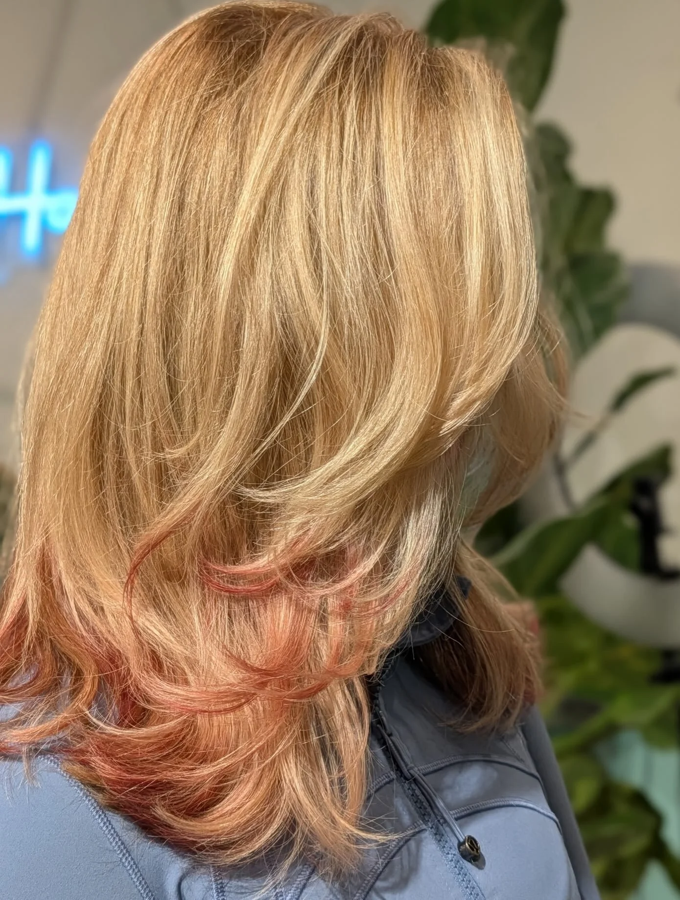 Love a peek-a-boo color 😍
.
Color: @brefreakincade 
Cut/Style: @lushlocks_bylauren 
.
#highlights #kmsapprovedus #goldwellapprovedus