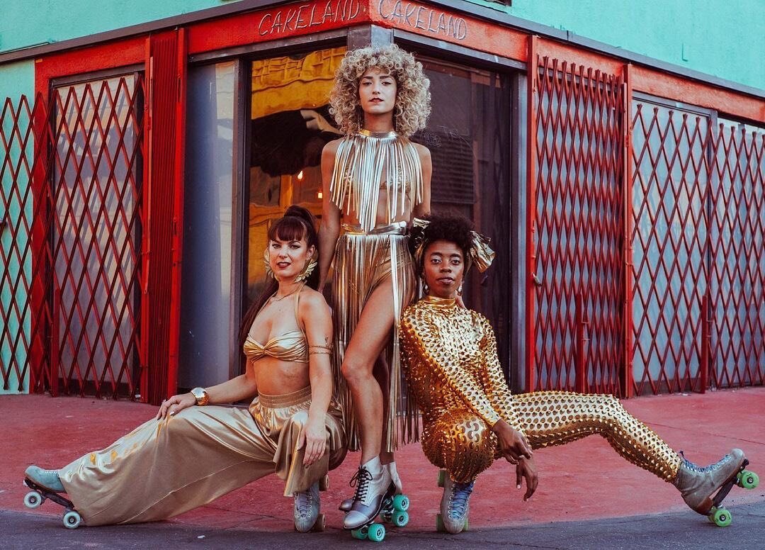 The night closes out with these golden angels @neonkeon @the_good_guy91 @aliamo 🌻

Join our cult ❤️&zwj;🔥 

#soldout #onceuponatimeinhollywood #tarantina #show #screenqueens #burlesque #cirque #movement #cabaret #dtla #losangeles #entertainment #ta