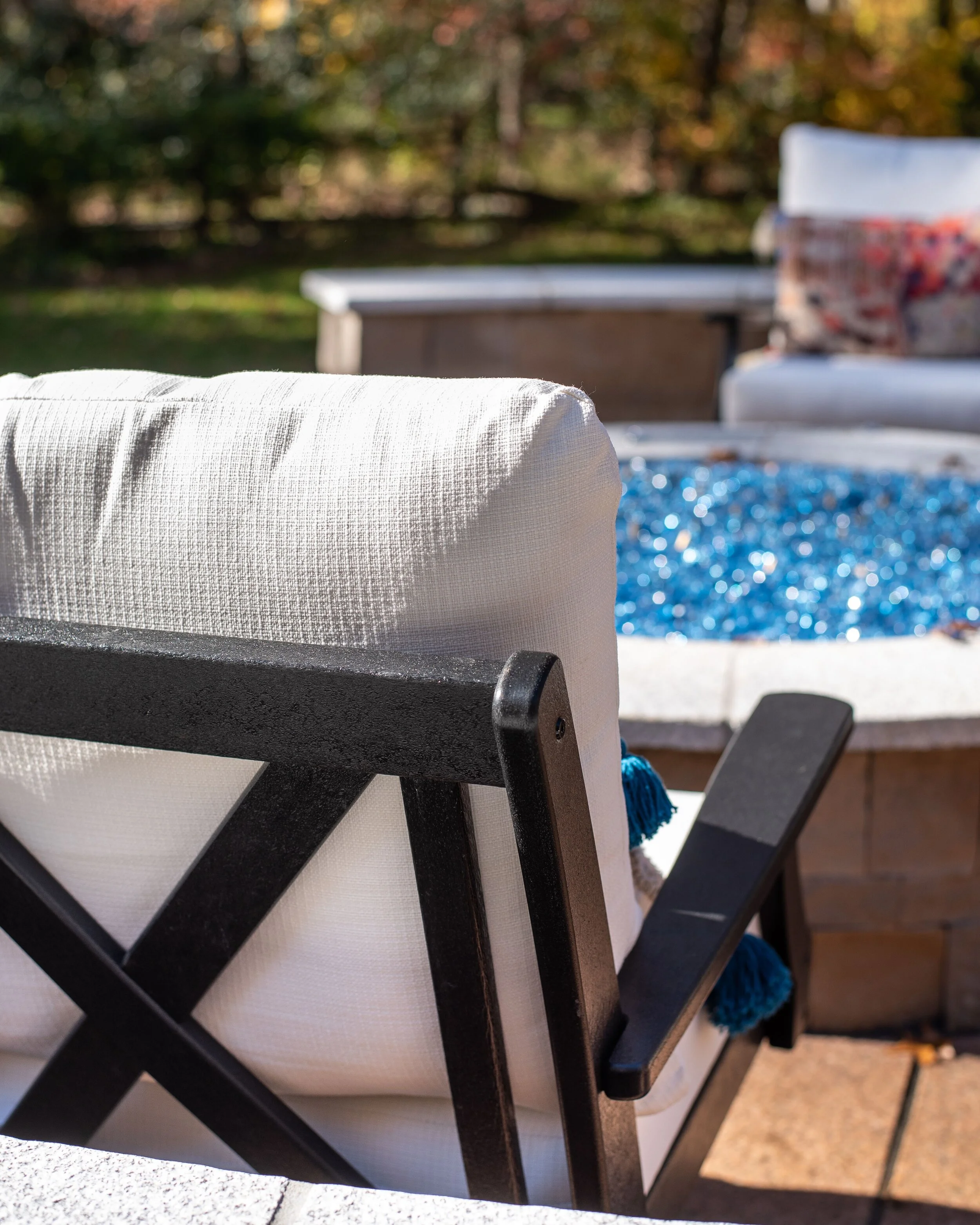 I love the cross back design of both the swivel and dining chairs. Simple yet beautiful.