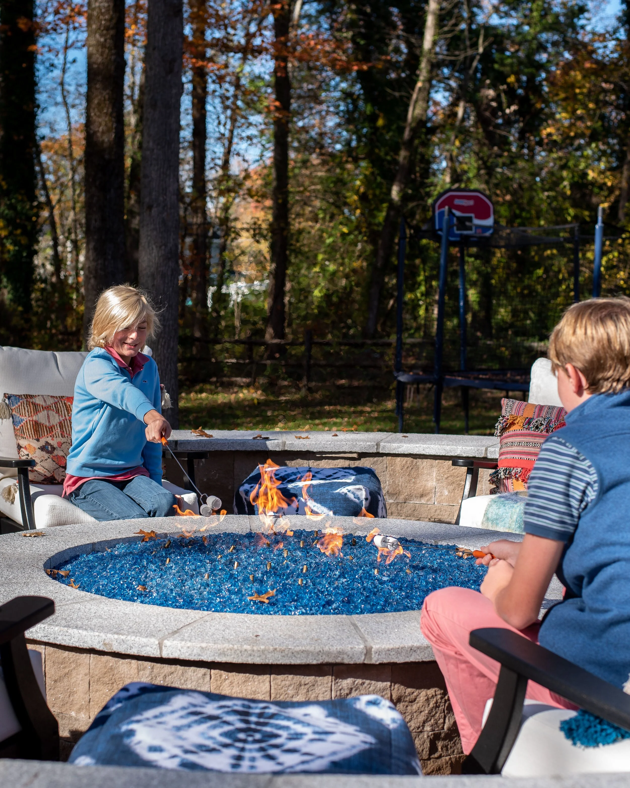 It’s all about the details that make this design shine even more. I LOVE incorporating colors, textures, patterns and layers into any of my designs and this outdoor canvas was perfect for that. My SmithHönig Shibori Poufs are so versatile. For the f…