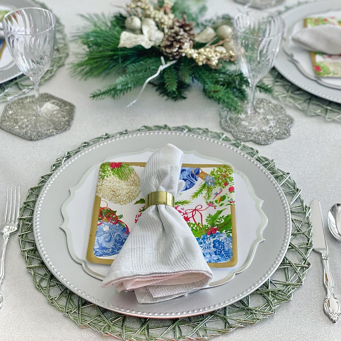 Local DC Metro friends! Today is the last day to purchase a @toteable_tablescapes for free local delivery before Christmas! And new this year, you can now purchase a add on New Years Eve table for only $65 that coordinates with this Silver Lining Tab