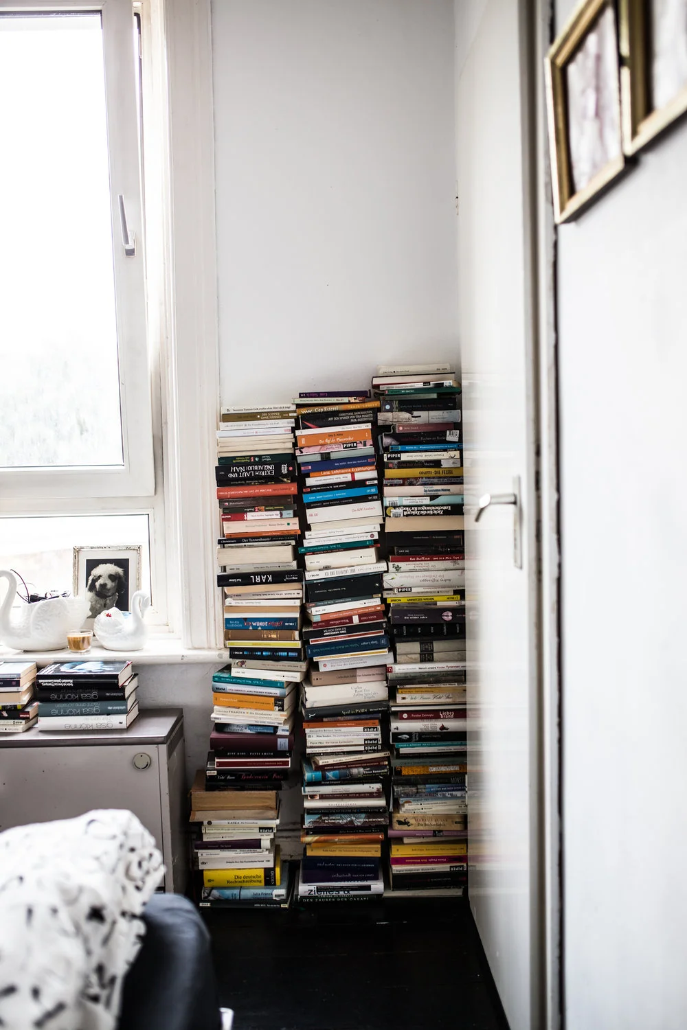 Homestory+in+Hamburg+Ottensen+__+Schlafzimmer_Corner of books.jpeg