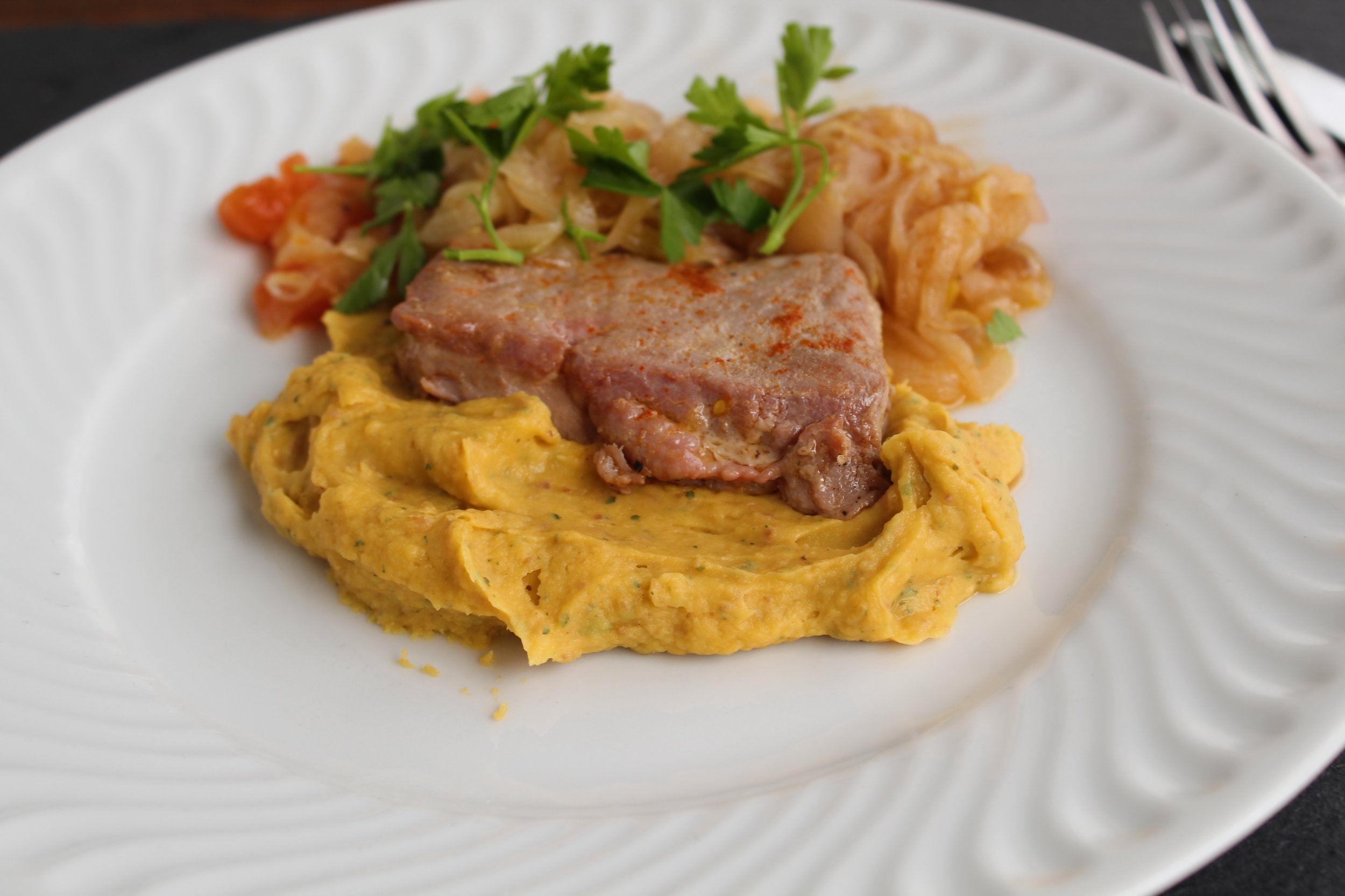 Bifes de Atum de Cebolada com Puré de Batata Doce