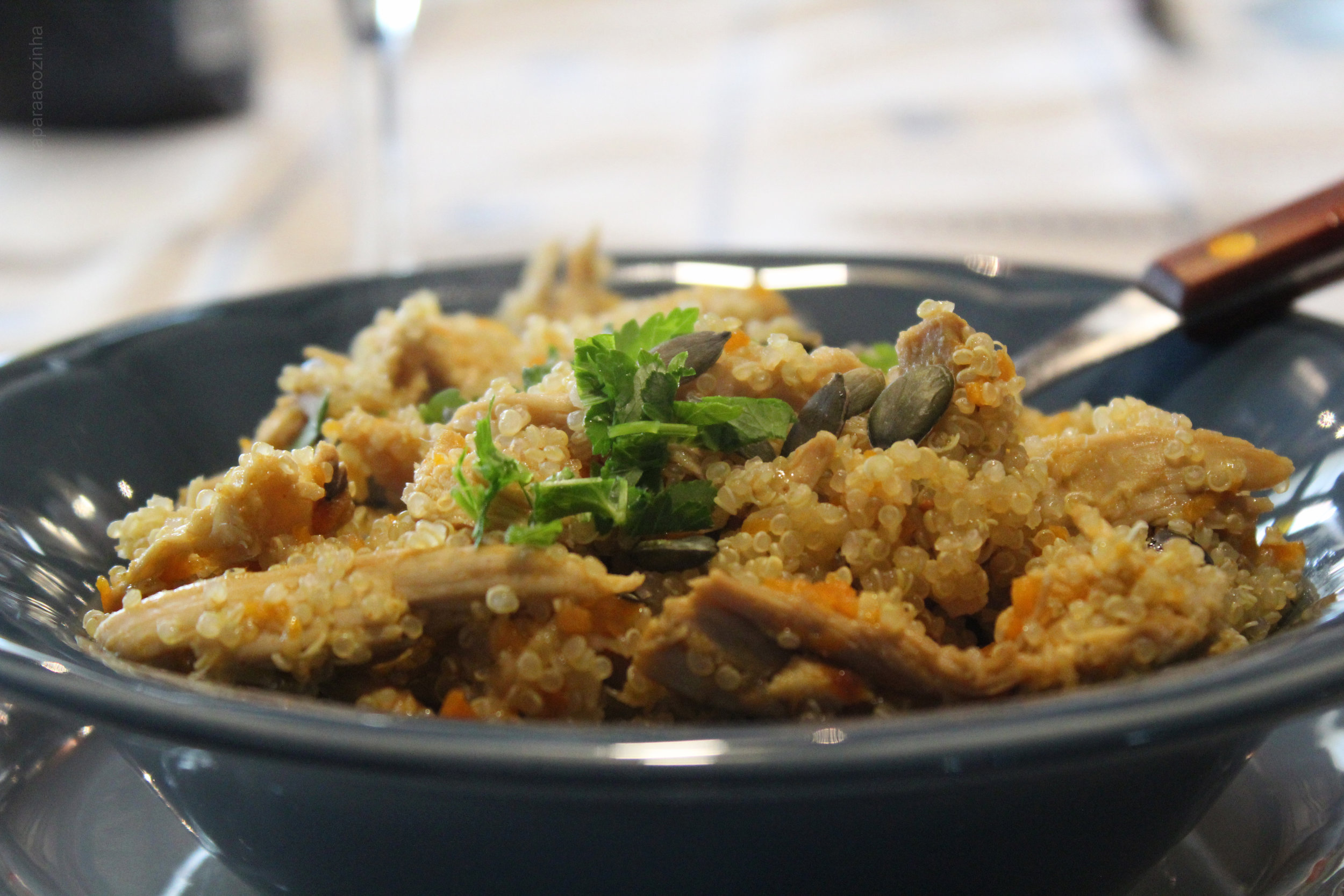 Salada de Quinoa e Legumes com Sobras de Peru