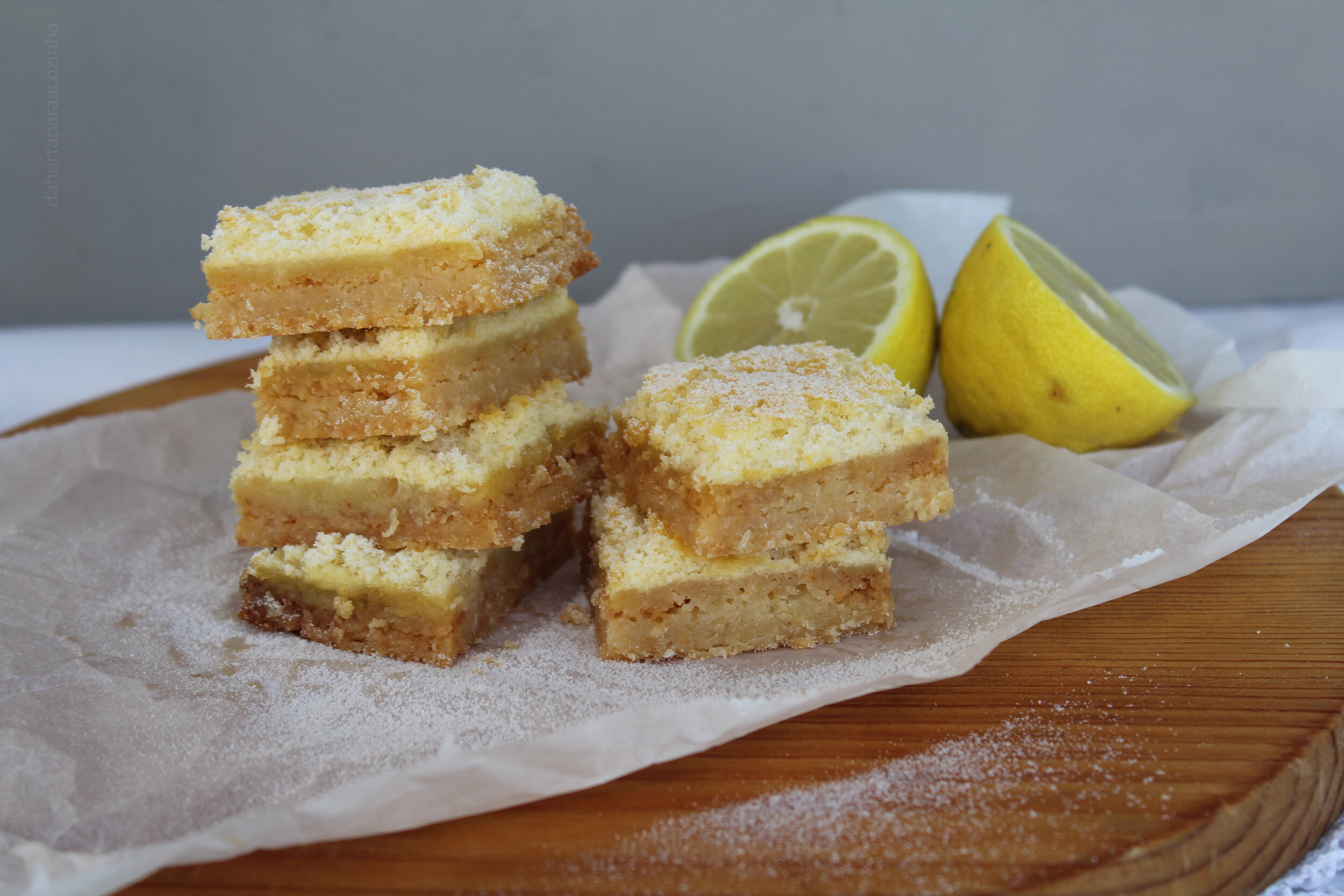Quadrados de Limão com Base de Coco e Chocolate Branco