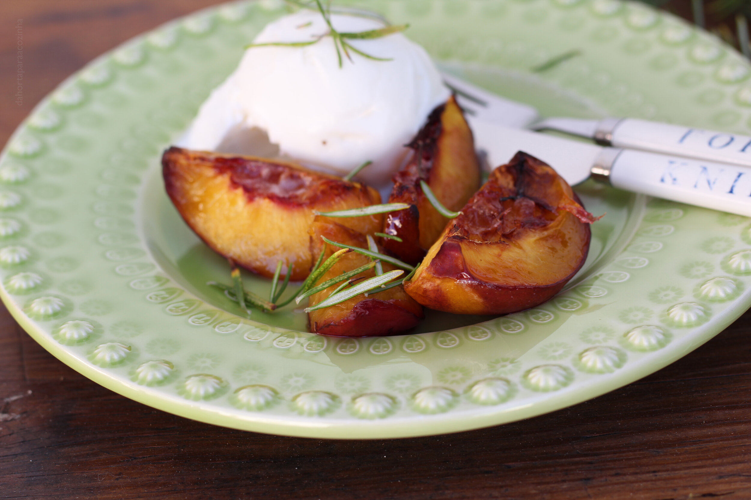 Nectarinas Assadas no Forno com Alecrim