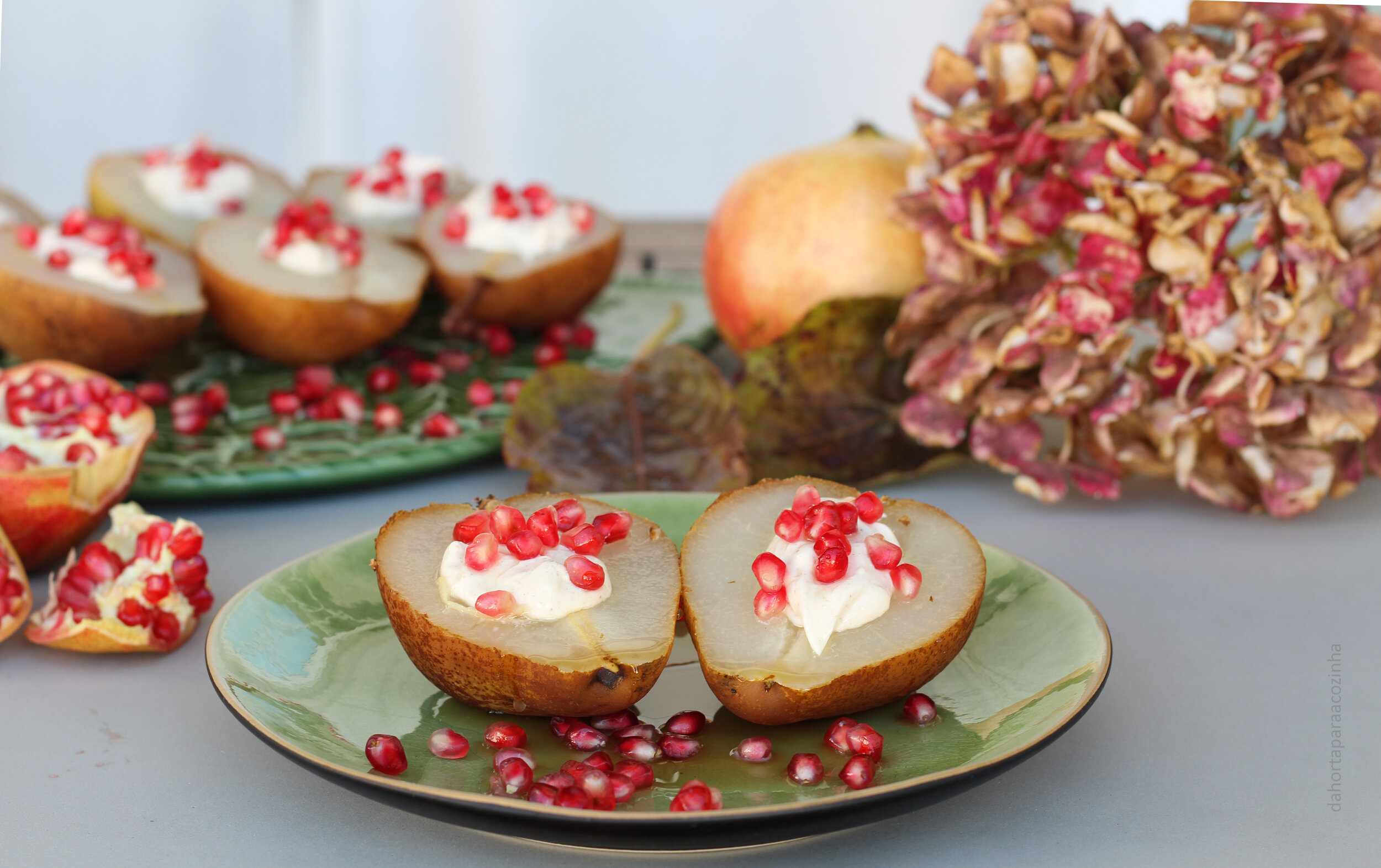 Peras Escalfadas com Mascarpone e Romãs