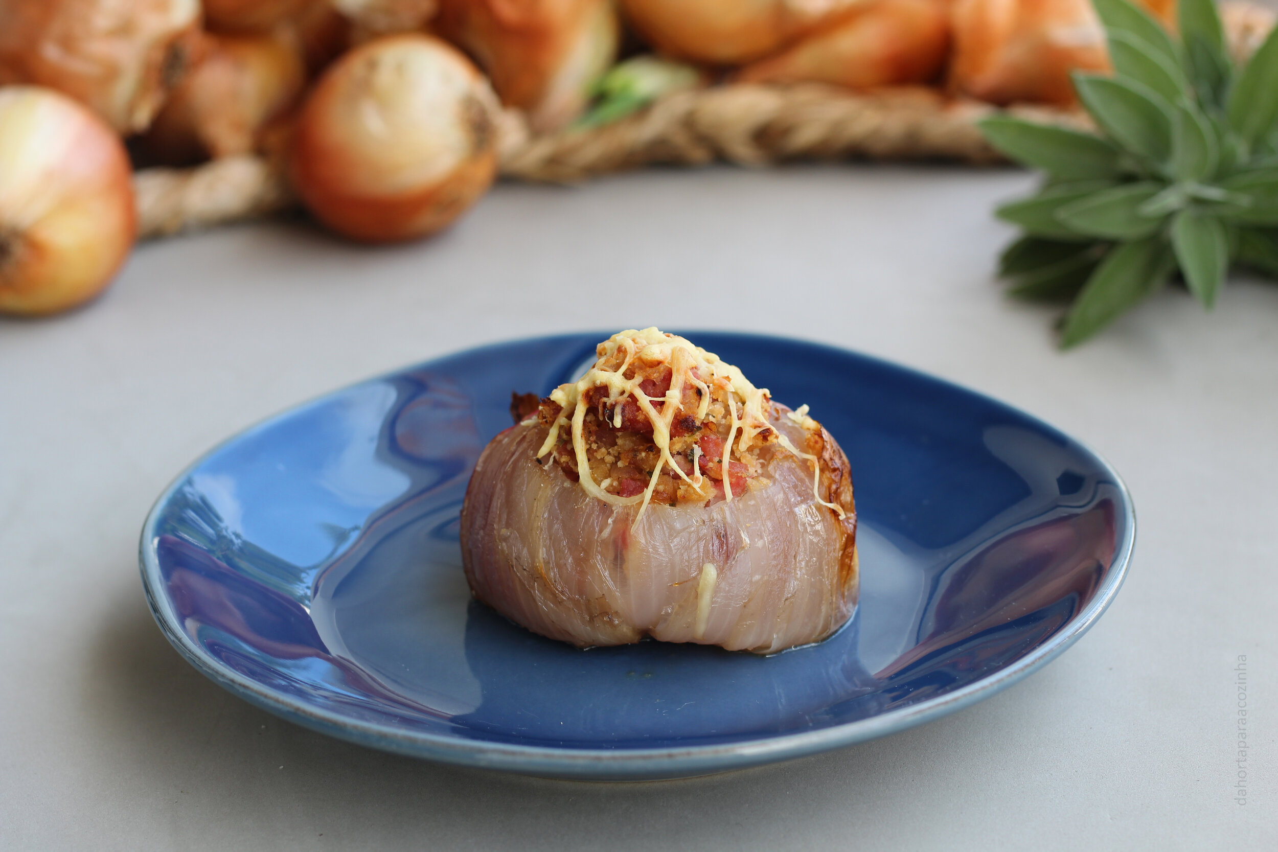 Cebola Recheada com Salsicha Fresca e Salva