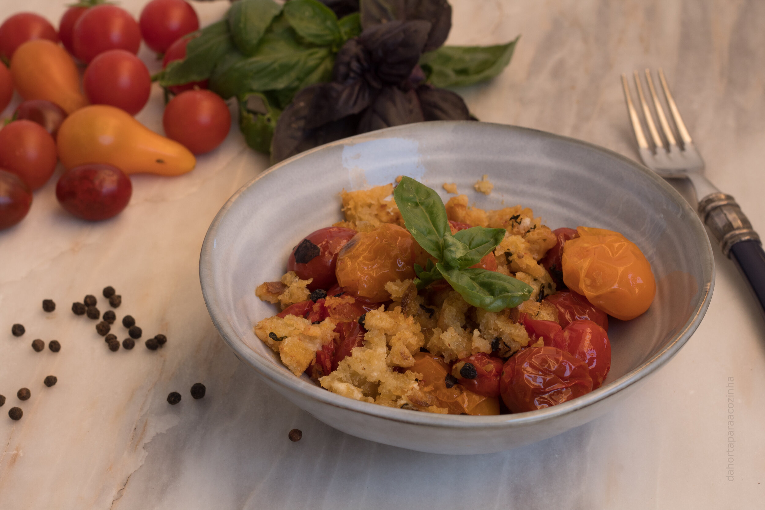 Tomate Cherry com Pão no Forno