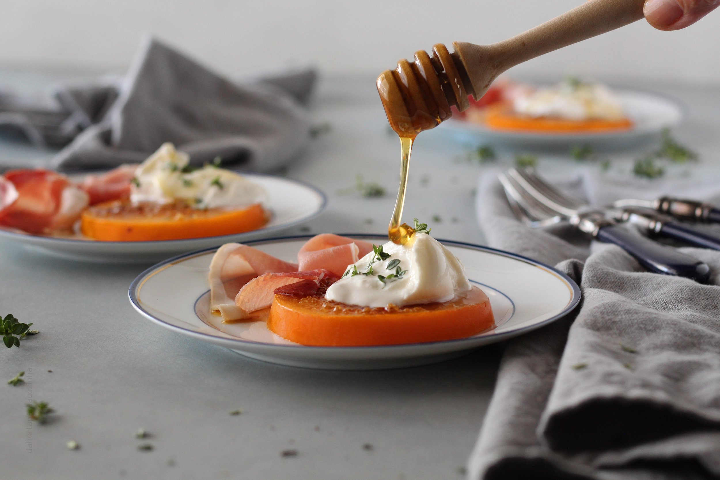 Dióspiros Brûlée com Presunto e Queijo Burrata