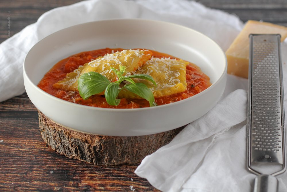Raviolis com Molho de Tomate — Da Horta Para A Cozinha
