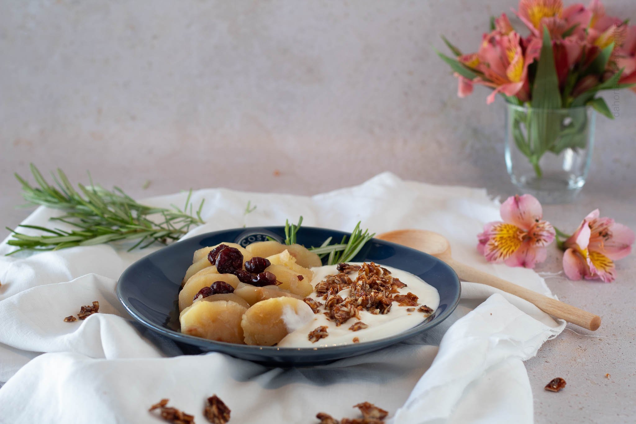 Maçãs Estufadas com Iogurte e Praliné de Amêndoas