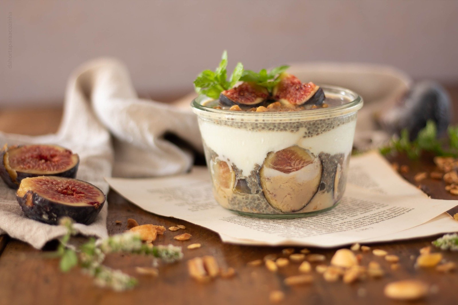 Pudim de Chia com Figos e Granola