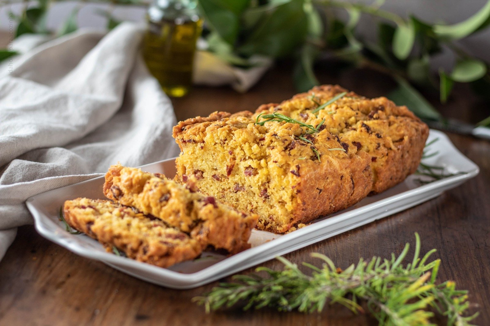      

 
   Eu sei, o tempo já está mais fresco. A noite já pede um aconchego, mas os dias continuam bonitos, com sol, e para mim está óptimo.  Já apetece ligar o forno e ainda fazer refeições no jardim, na varanda, na praia onde nos apetecer.  E nad