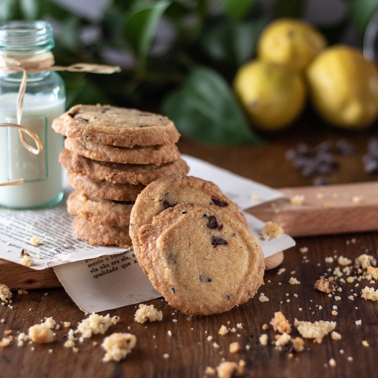 Bolachas de manteiga, o que s&atilde;o? tradicionalmente s&atilde;o a conjuga&ccedil;&atilde;o de manteiga, a&ccedil;&uacute;car, bem batido. Depois claro a farinha e um ou outro ingrediente que lhe quisermos juntar.

Neste caso optei pelas raspas do