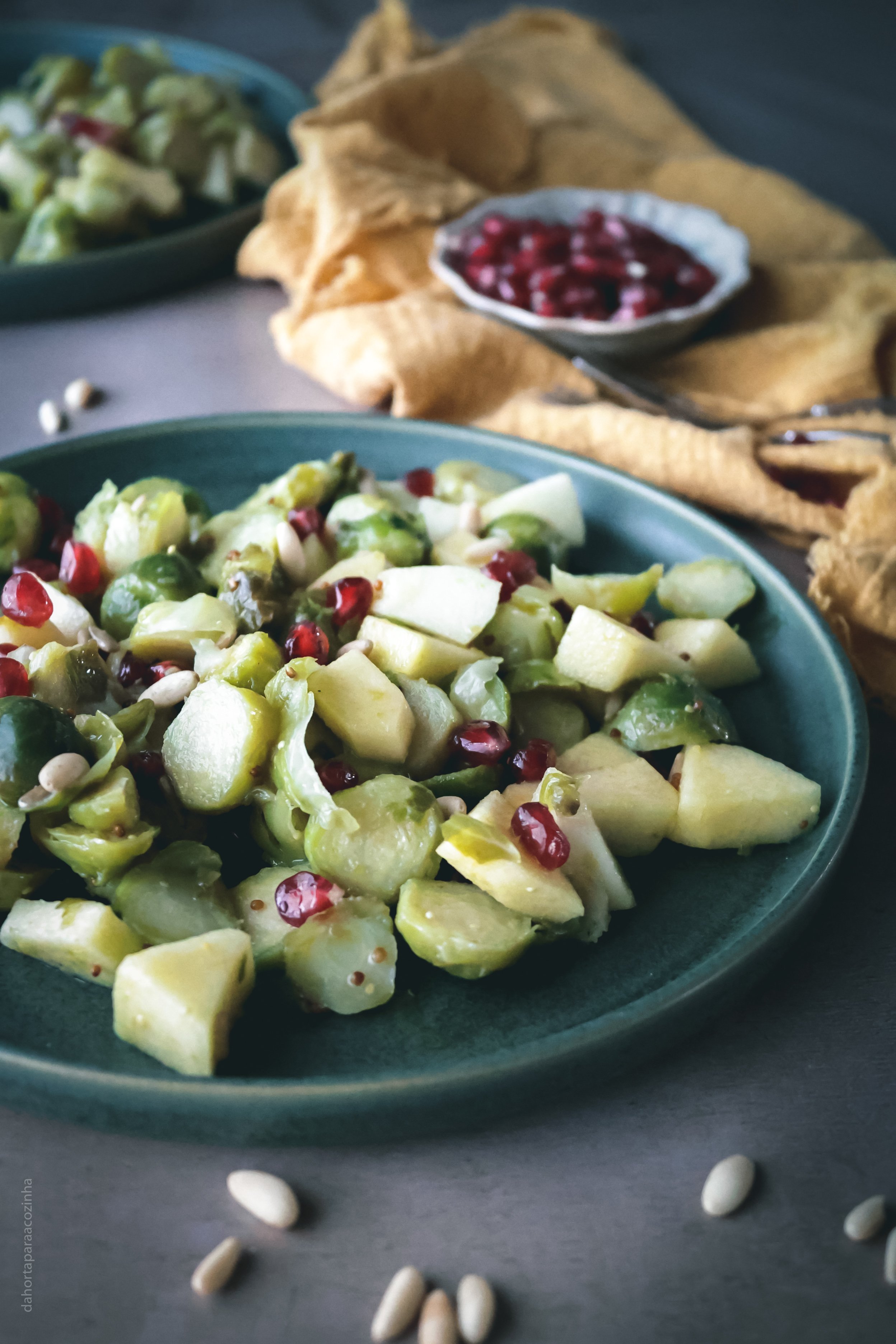 Salada de Couves-de-Bruxelas com Maçã