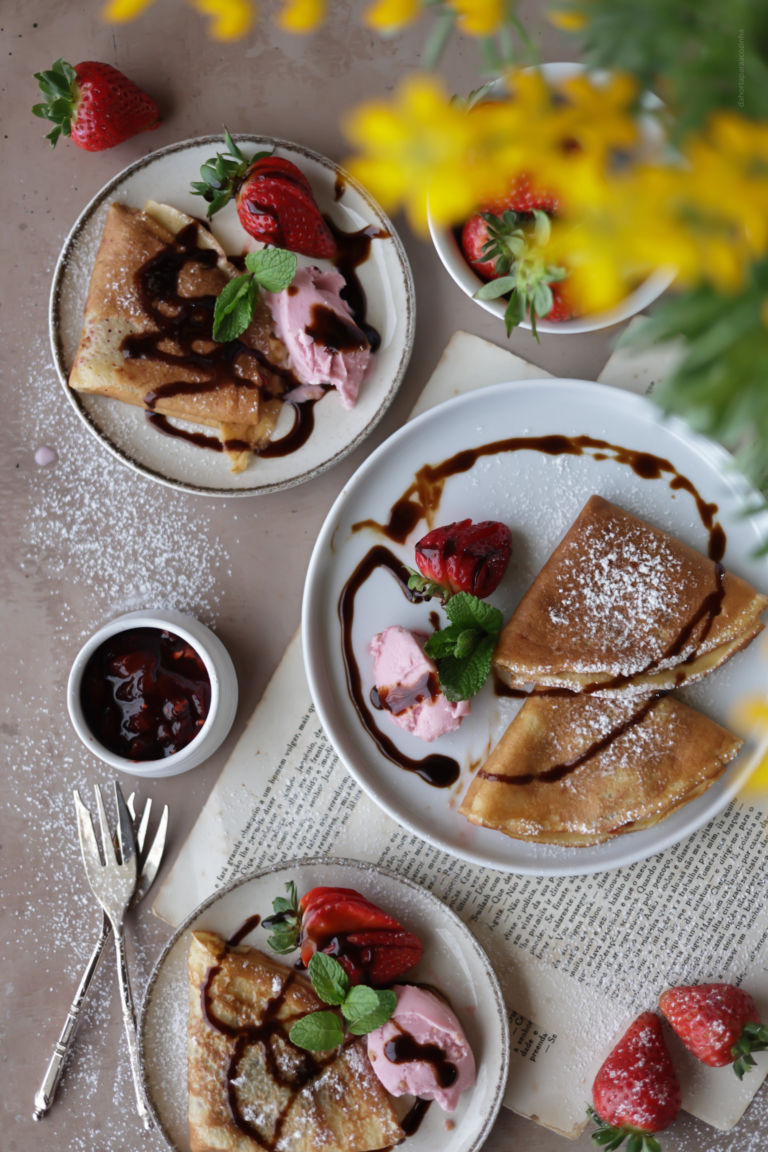 Crepes com Coulis de Morango e um toque de Vinagre Balsâmico