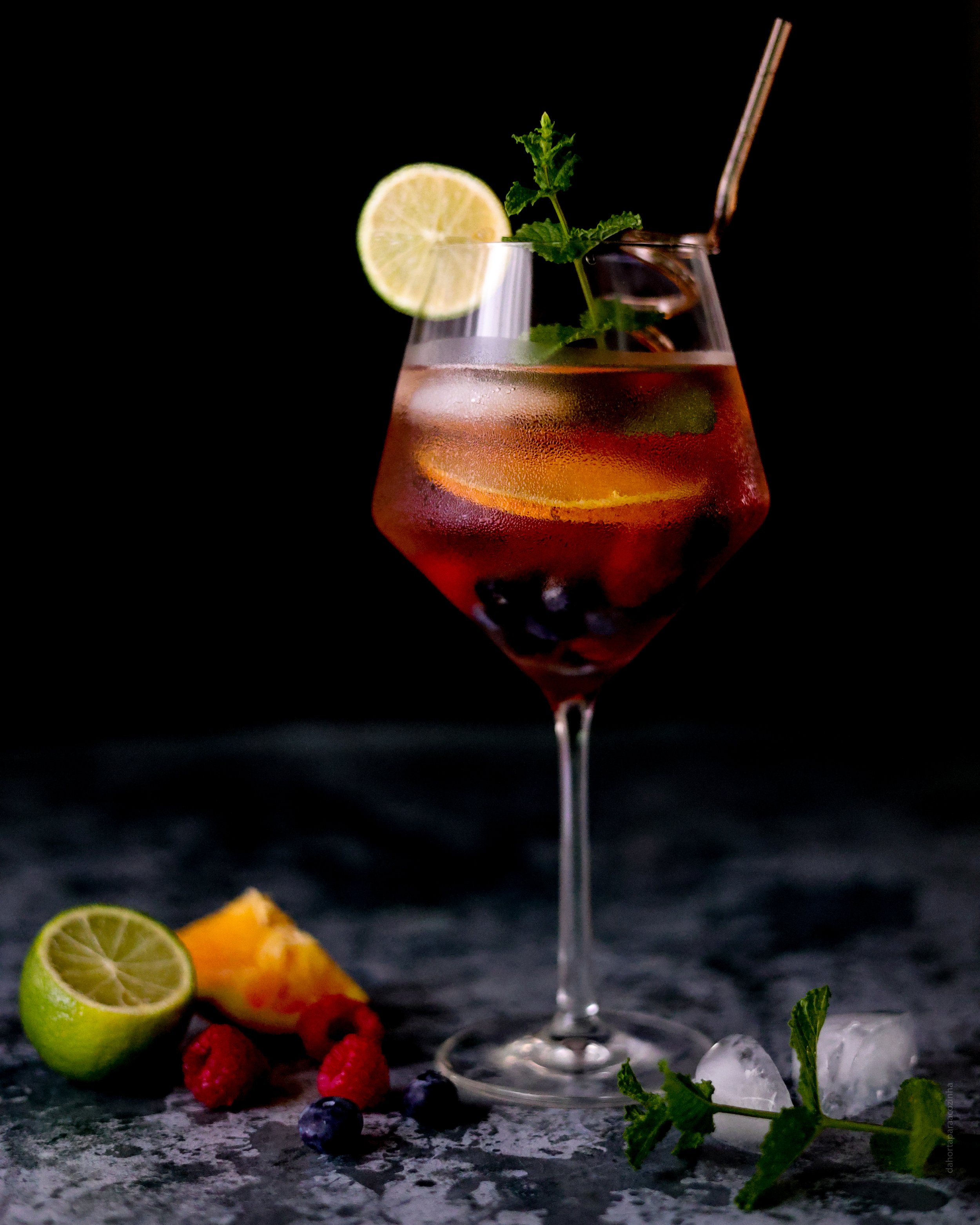      

 
   Confesso que não costumo partilhar muitas receitas de bebidas frescas aqui no blog. E nem sei bem porquê. A verdade é que elas são necessárias, especialmente nos dias quentes, e têm tudo para brilhar. São refrescantes, saborosas e visualm