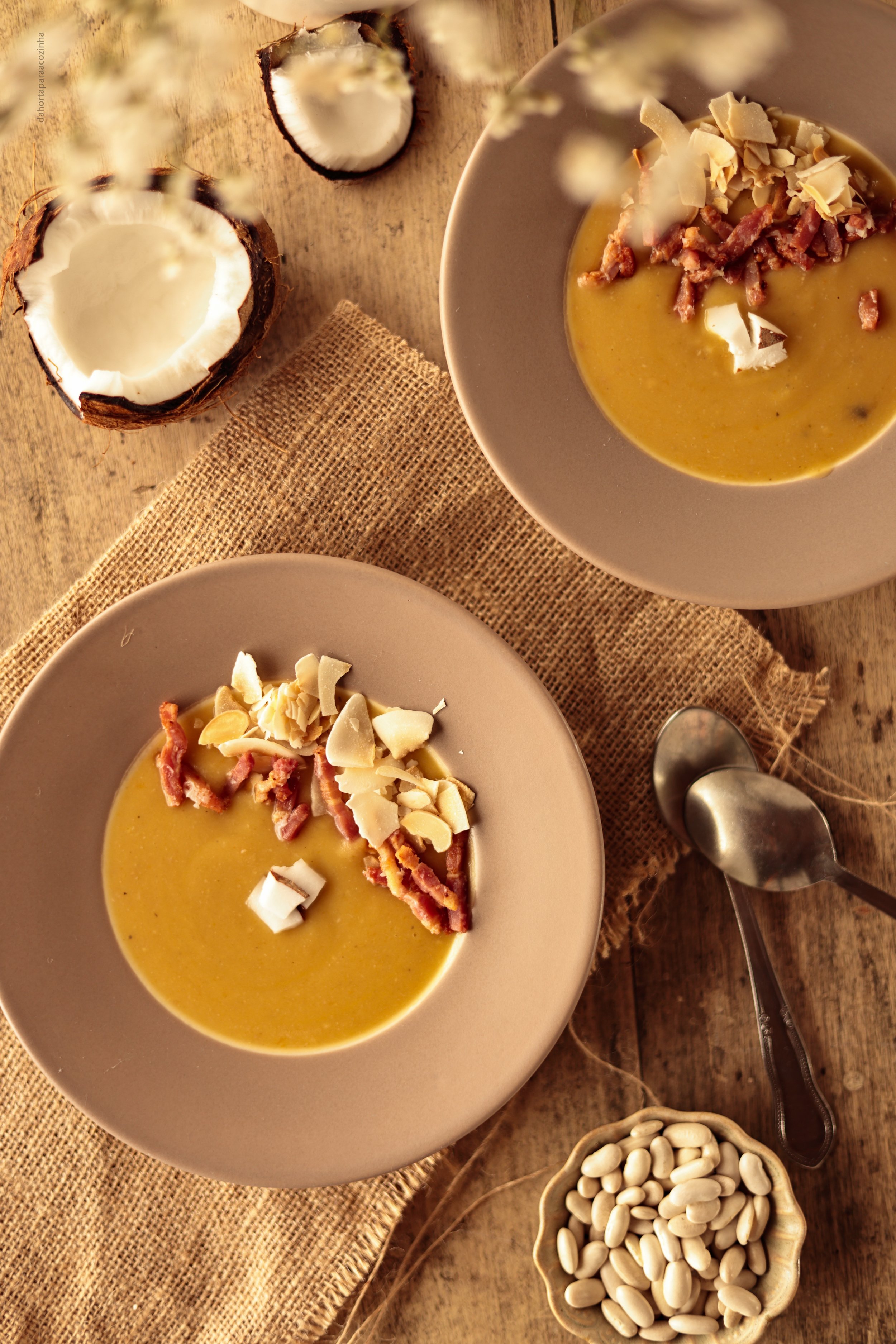 Sopa de Feijão branco com Coco e Bacon
