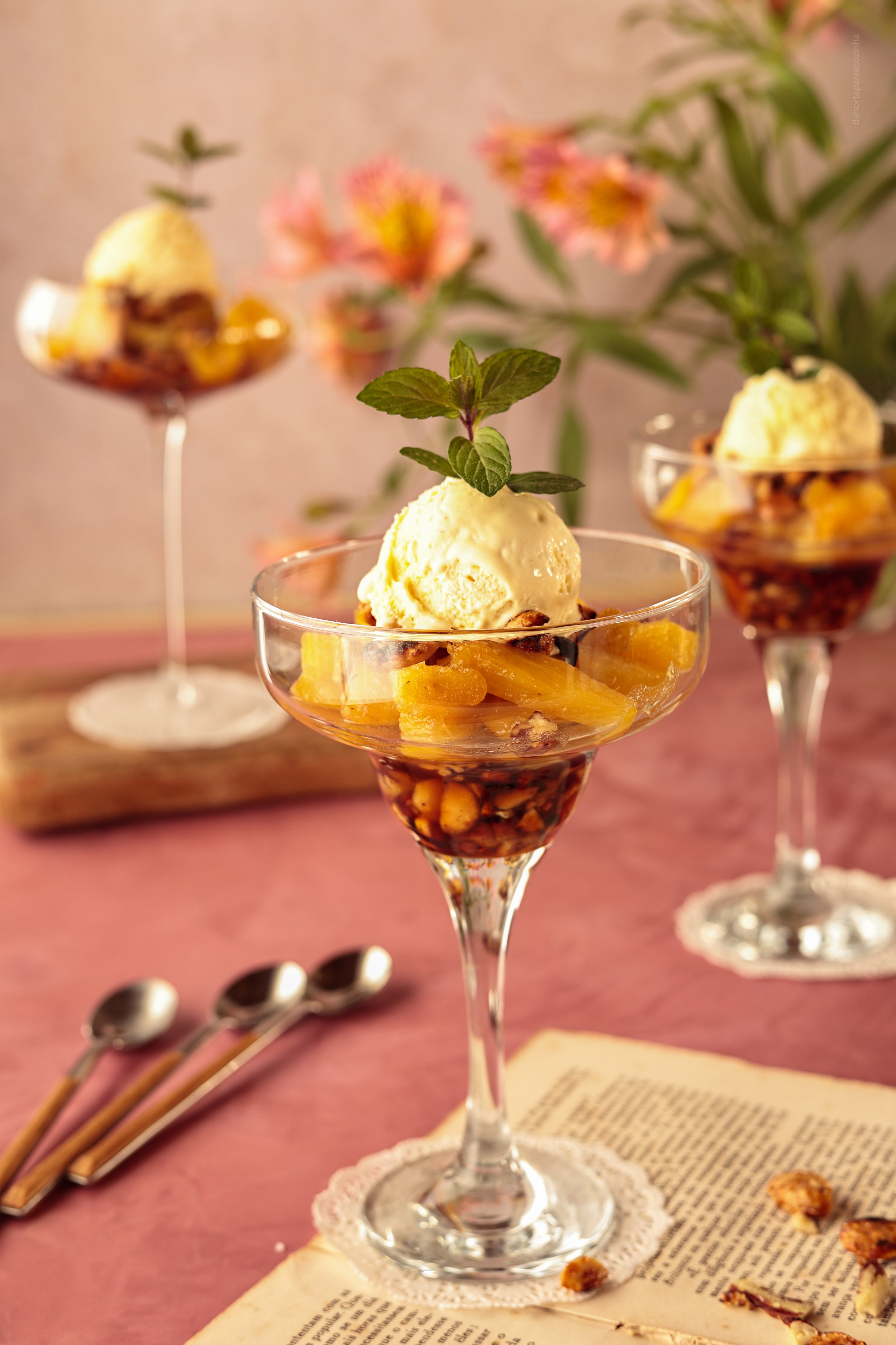 Abacaxi Caramelizado com Gelado e Crocante de Frutos Secos