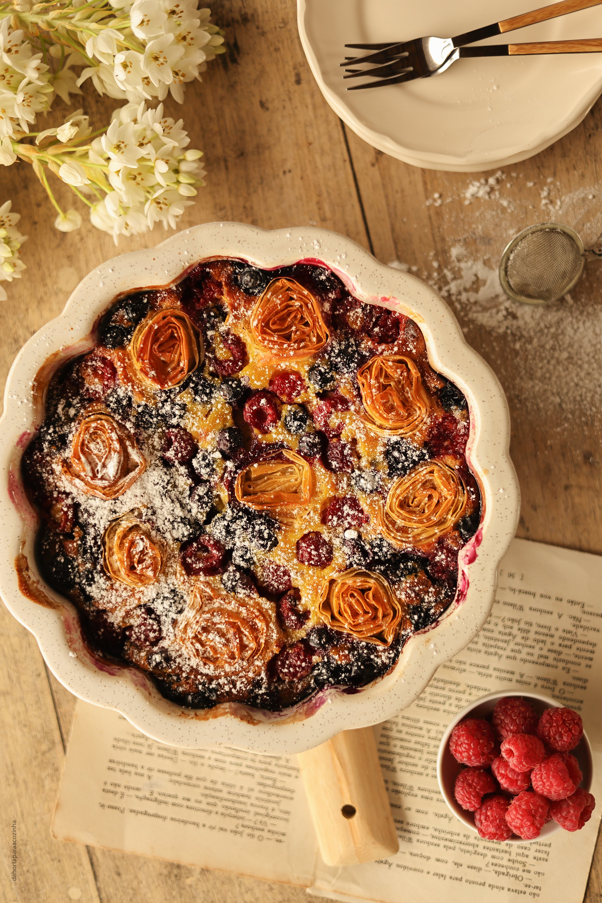 Tarte de Rosas Filo com Framboesas e Mirtilos