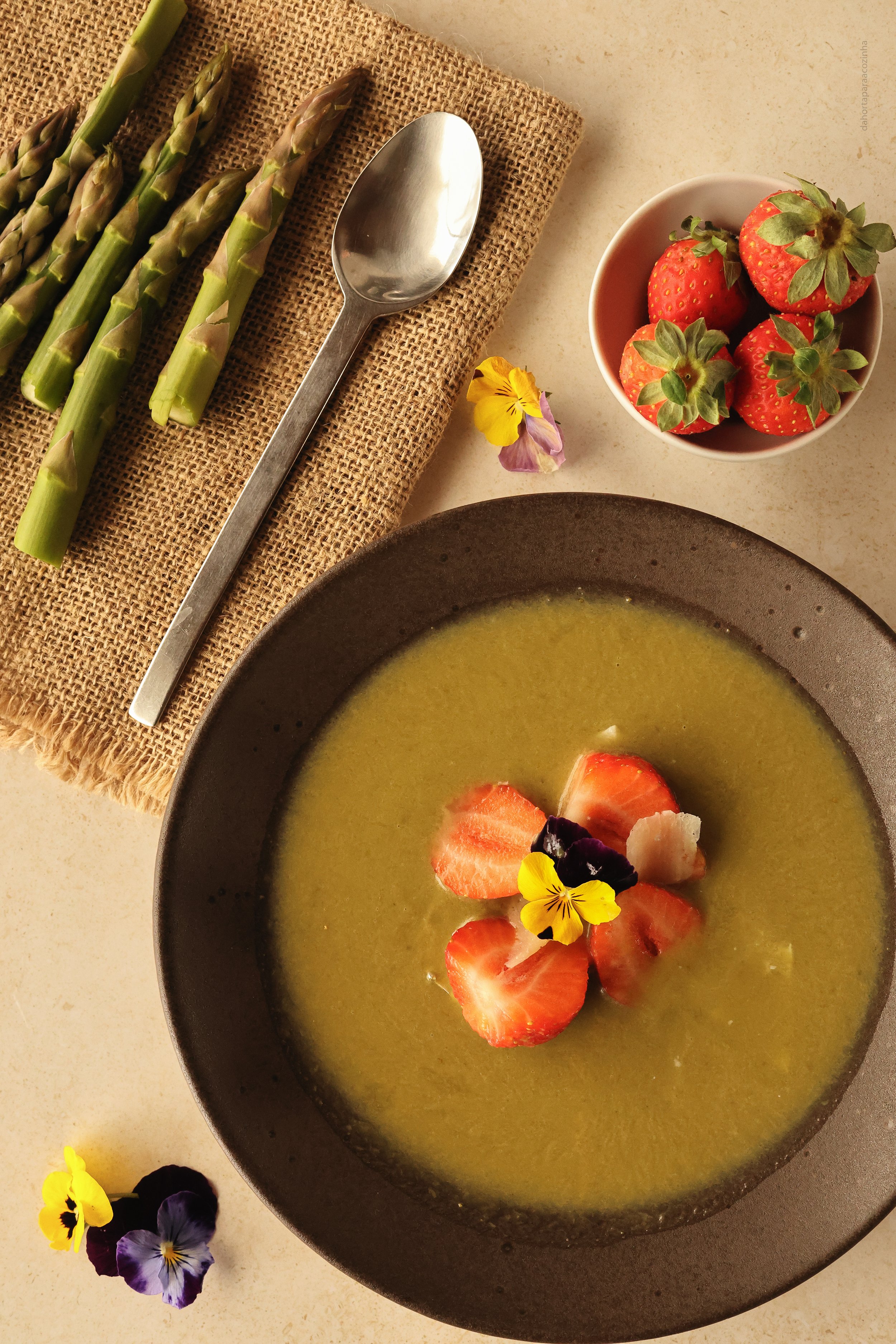Sopa Fria de Espargos com Morangos e Parmesão
