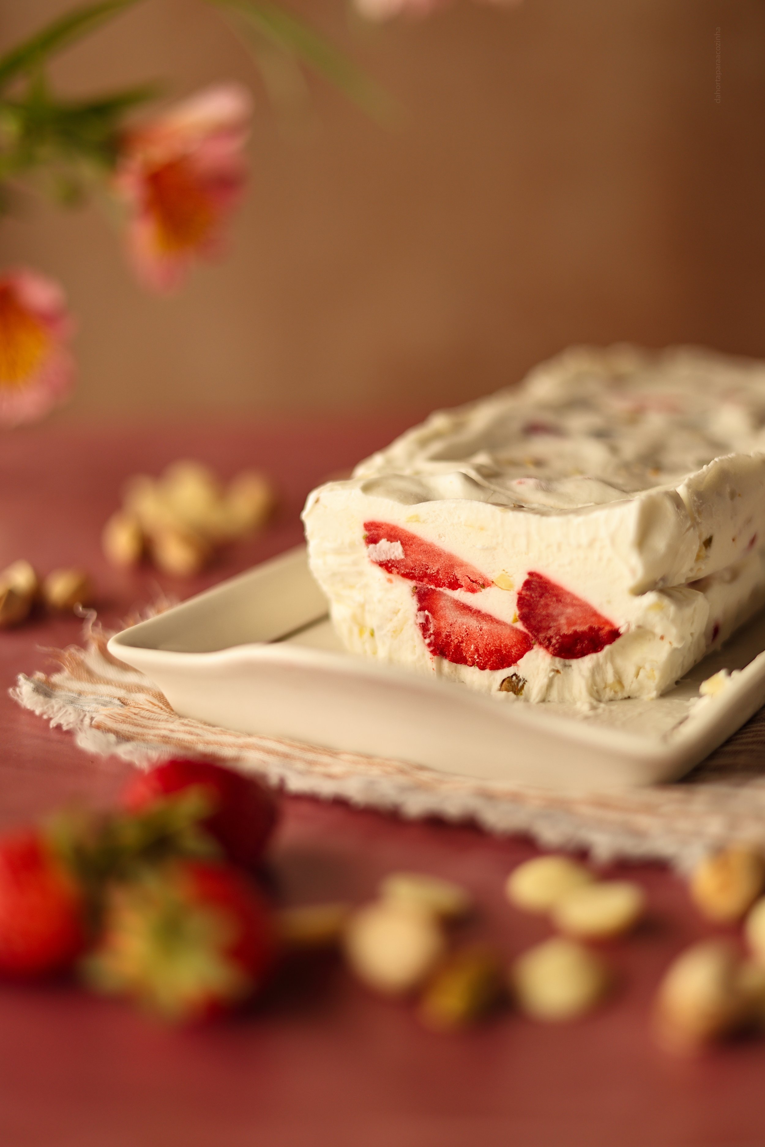 Gelado de Morangos e Queijo Creme com Chocolate Branco