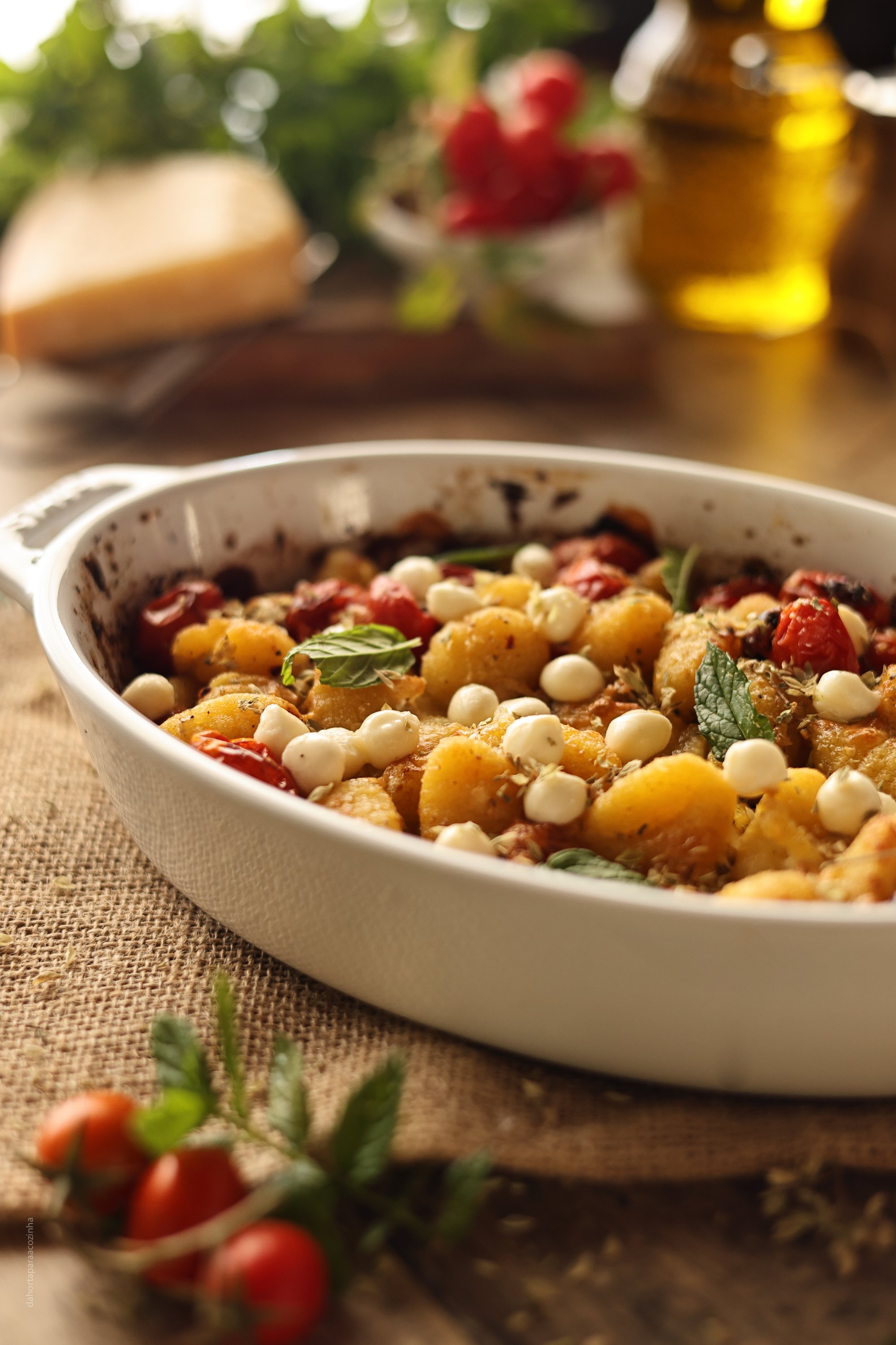 Gnocchi de forno com tomate e pérolas de mozzarella