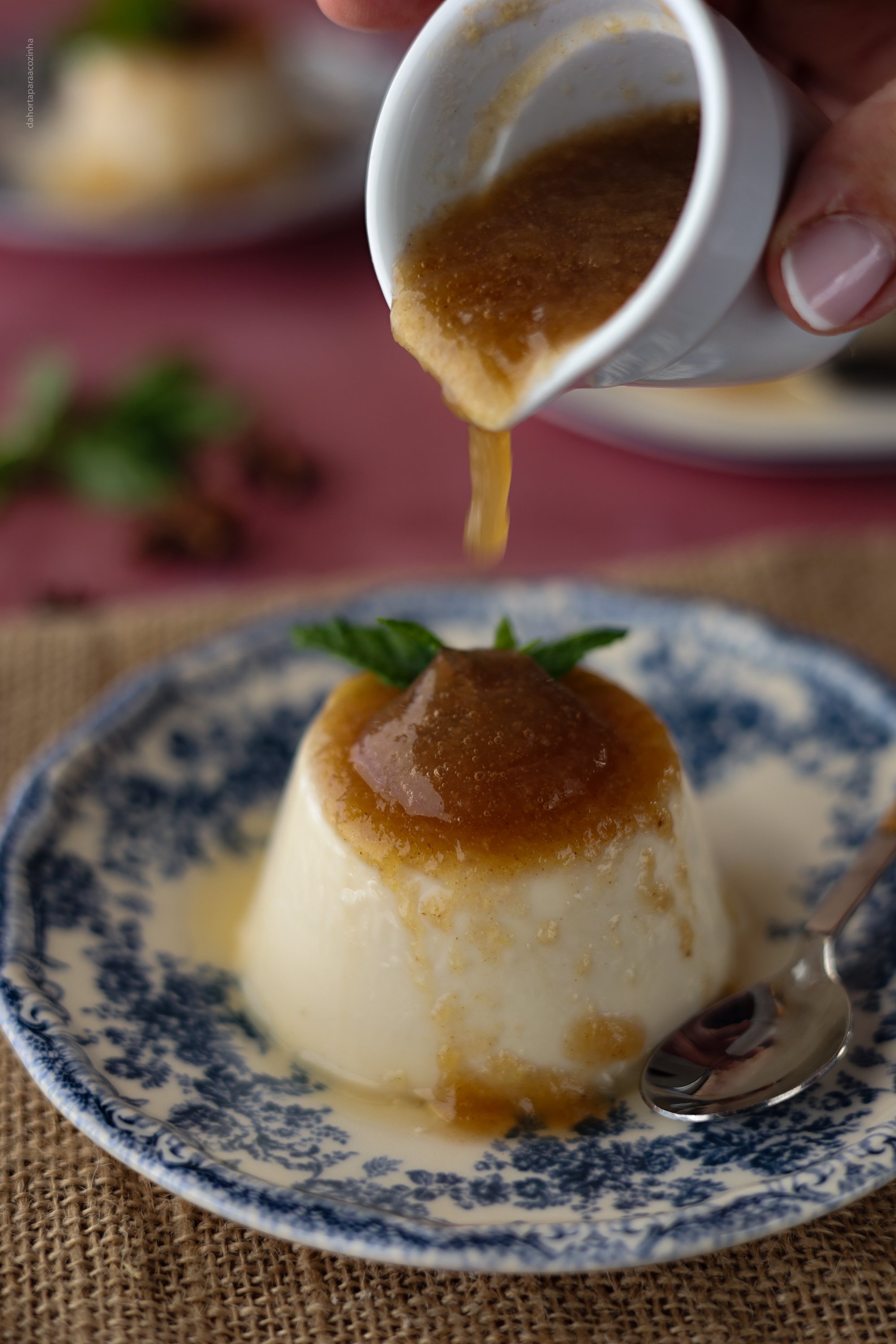 Panna cotta com compota de melão