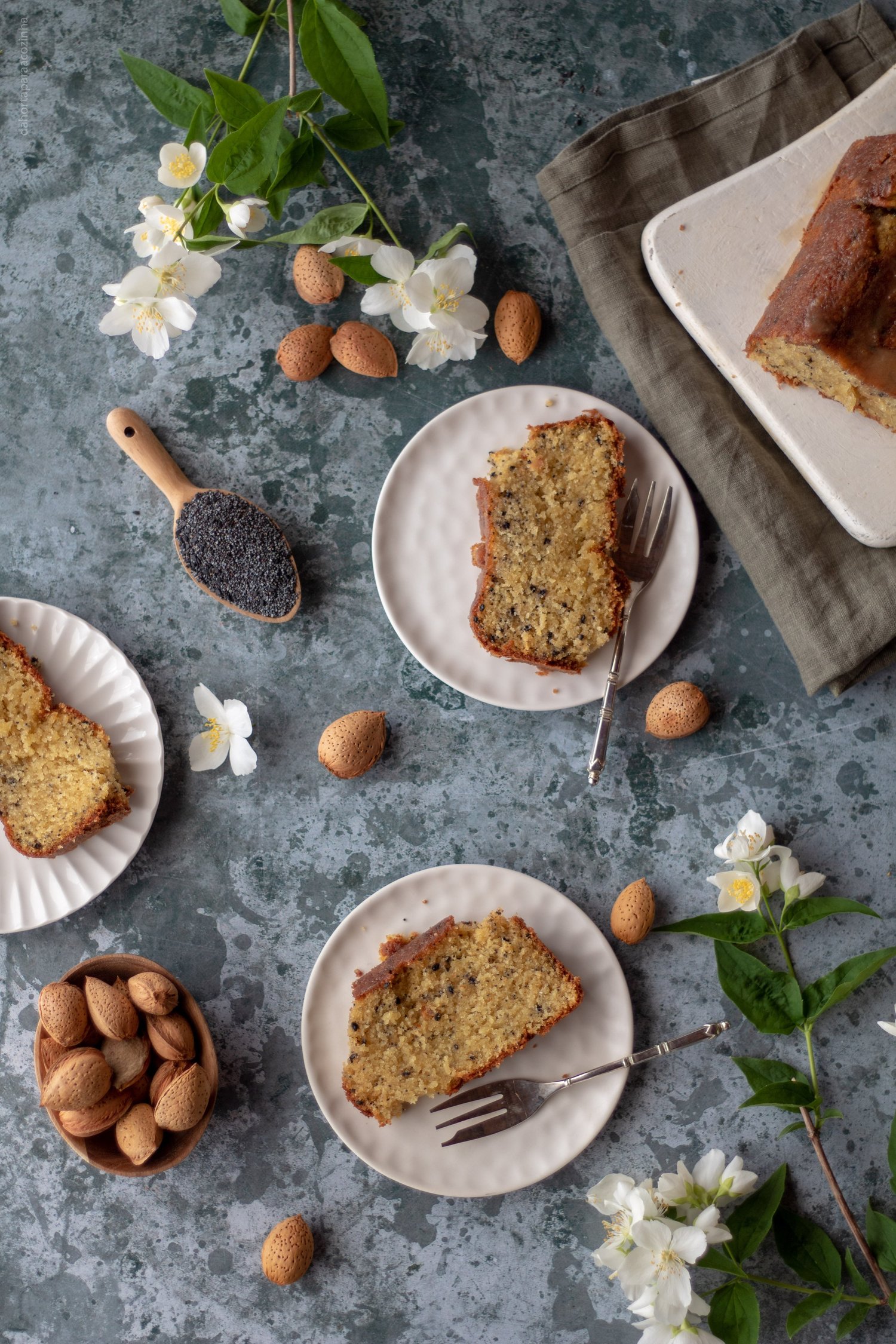 Bolo de Amêndoa com Sementes de Papoila — Da Horta Para A Cozinha