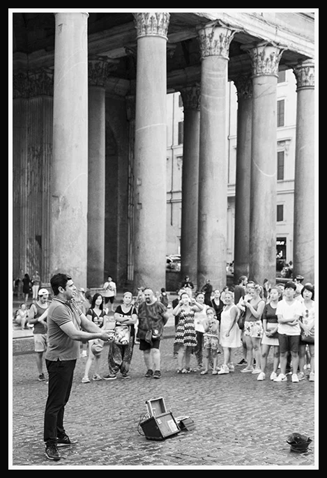 Rome - Pantheon - Street Artist Fuji XT1 with Fujinon XF 18-135mm © 2017 Miguel Witte