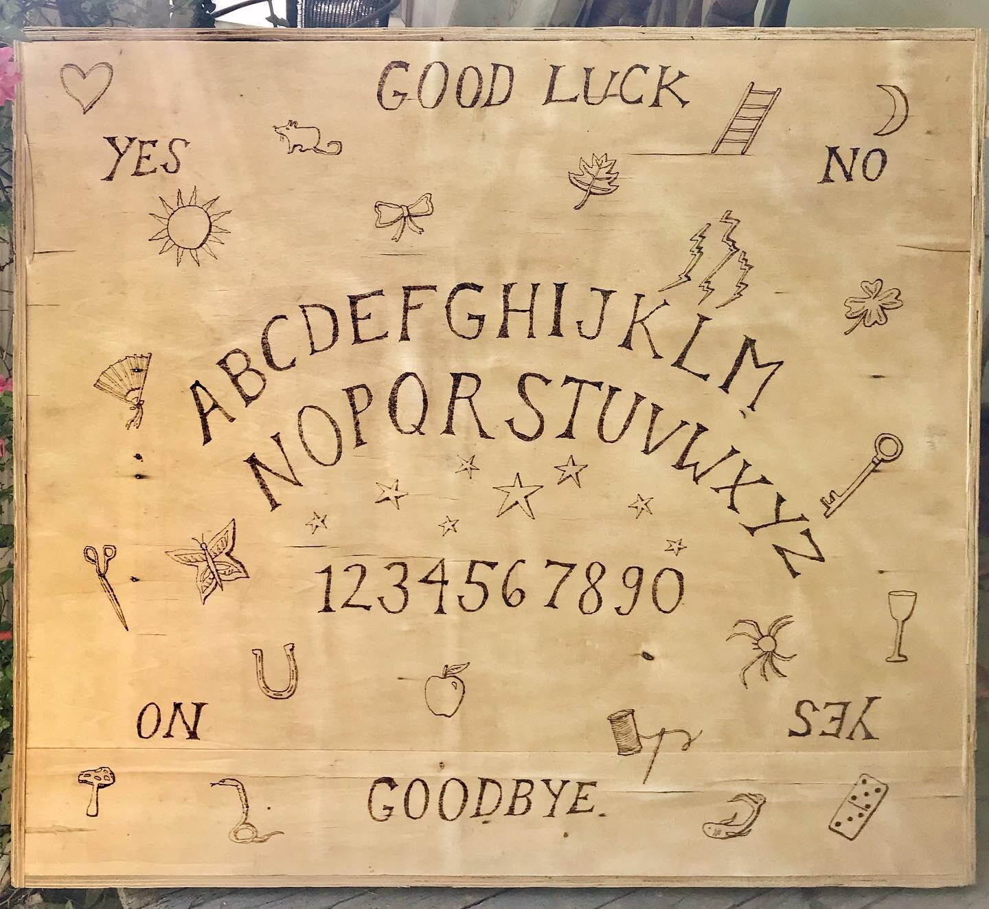 It was very fun to make this ouija board and it was even more freaky fun to use it ✨✨✨