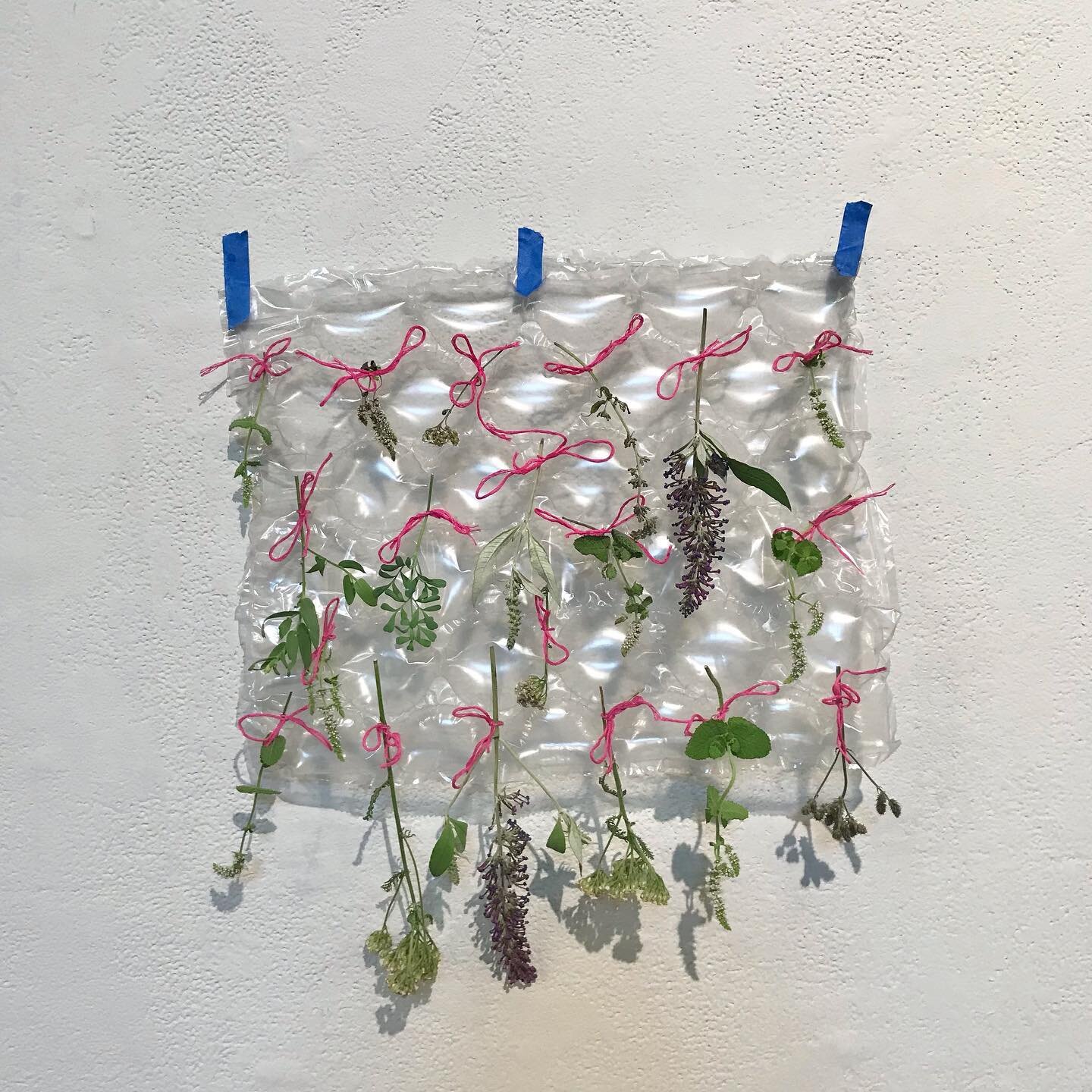 Another snapshot from embroidery class, made this while I had my students work with found objects/material. Flowers are from my garden 🌸🌸🌸