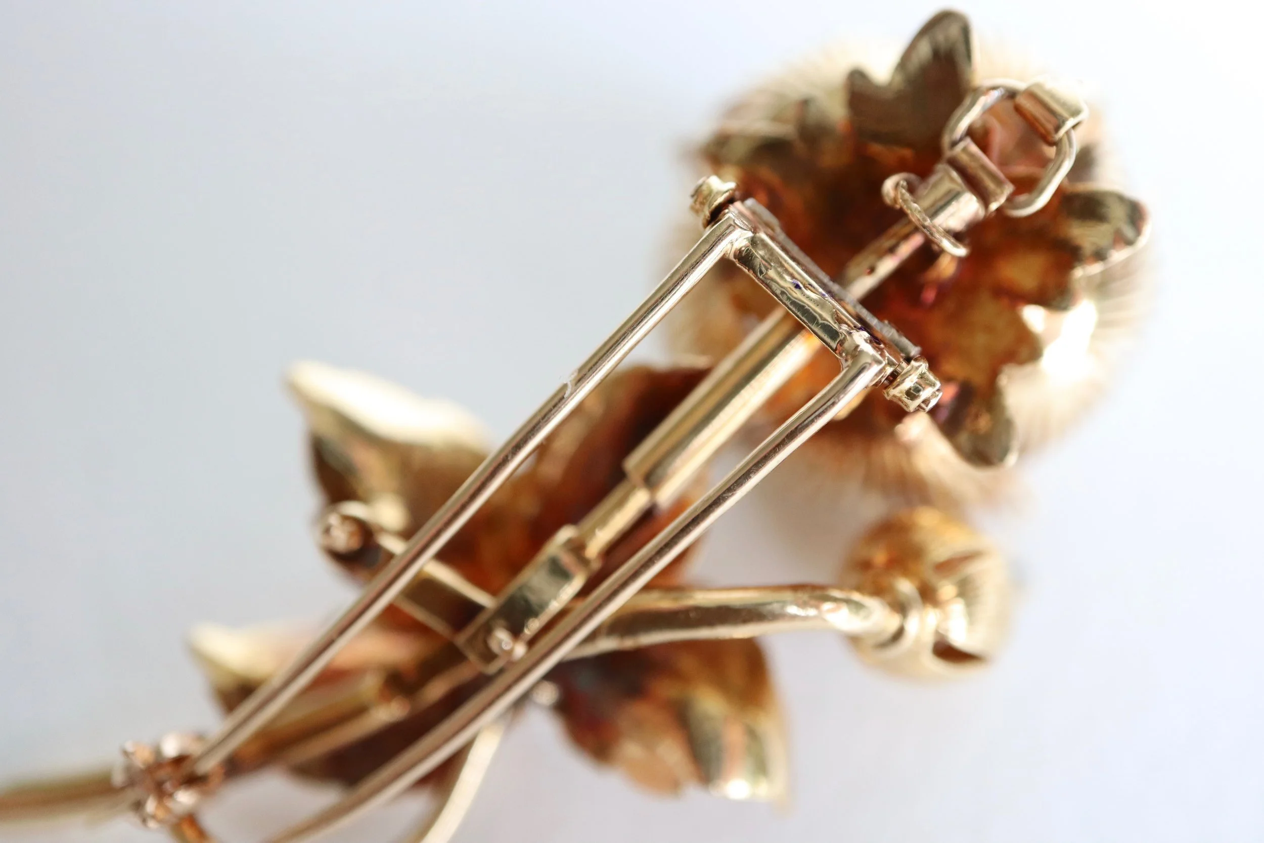 Broche De Col Ancienne En Plaqué Or Jaune Et Rose – Motif Fleuri Ajouré – Occasion – Fabriquée En France