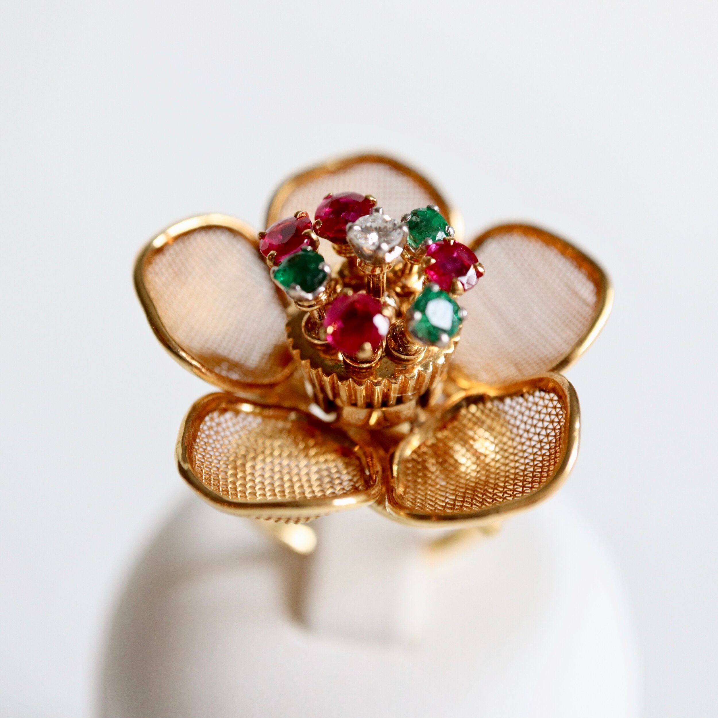 FRED PARIS Bague Fleur articulée pistil avec émeraudes, rubis et diamant