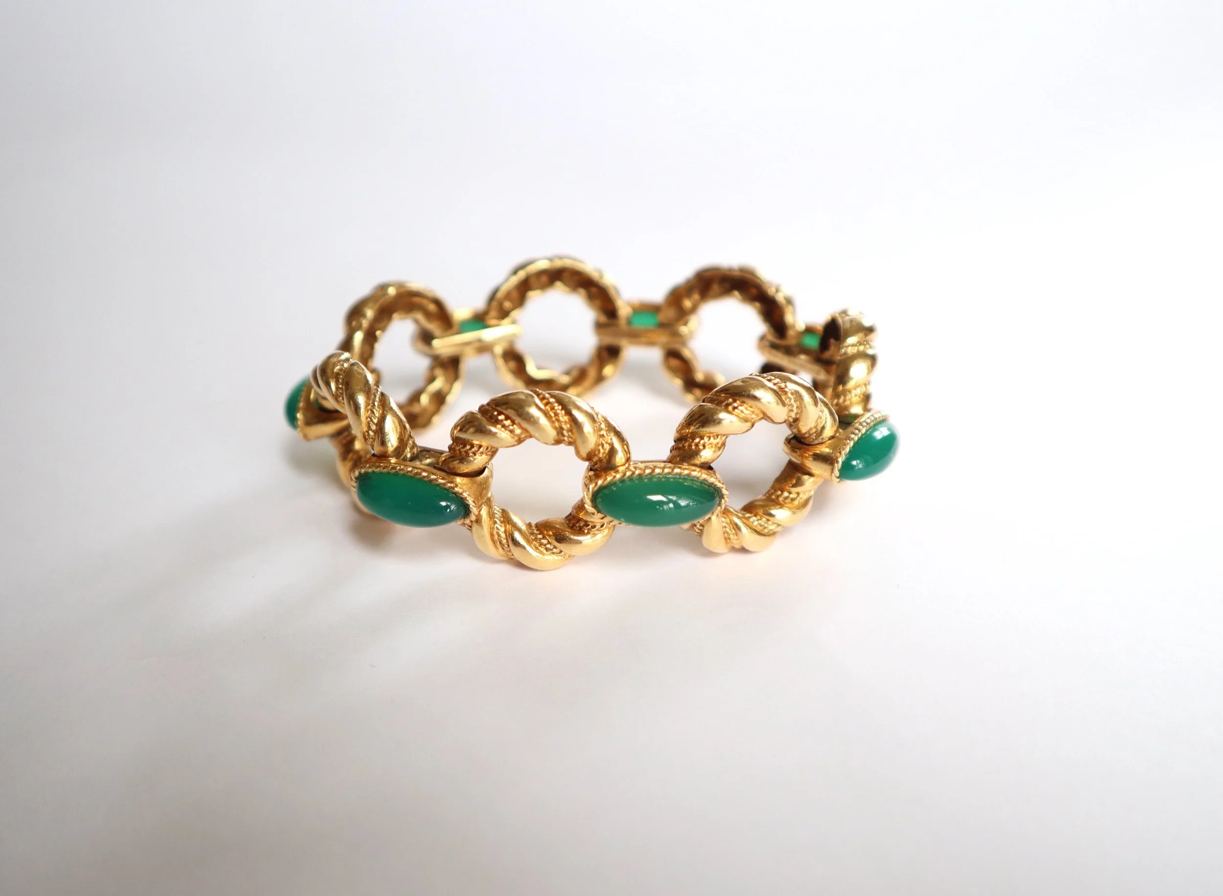 BOUCHERON Bracelet imposant torsadé or et chrysoprases 1960